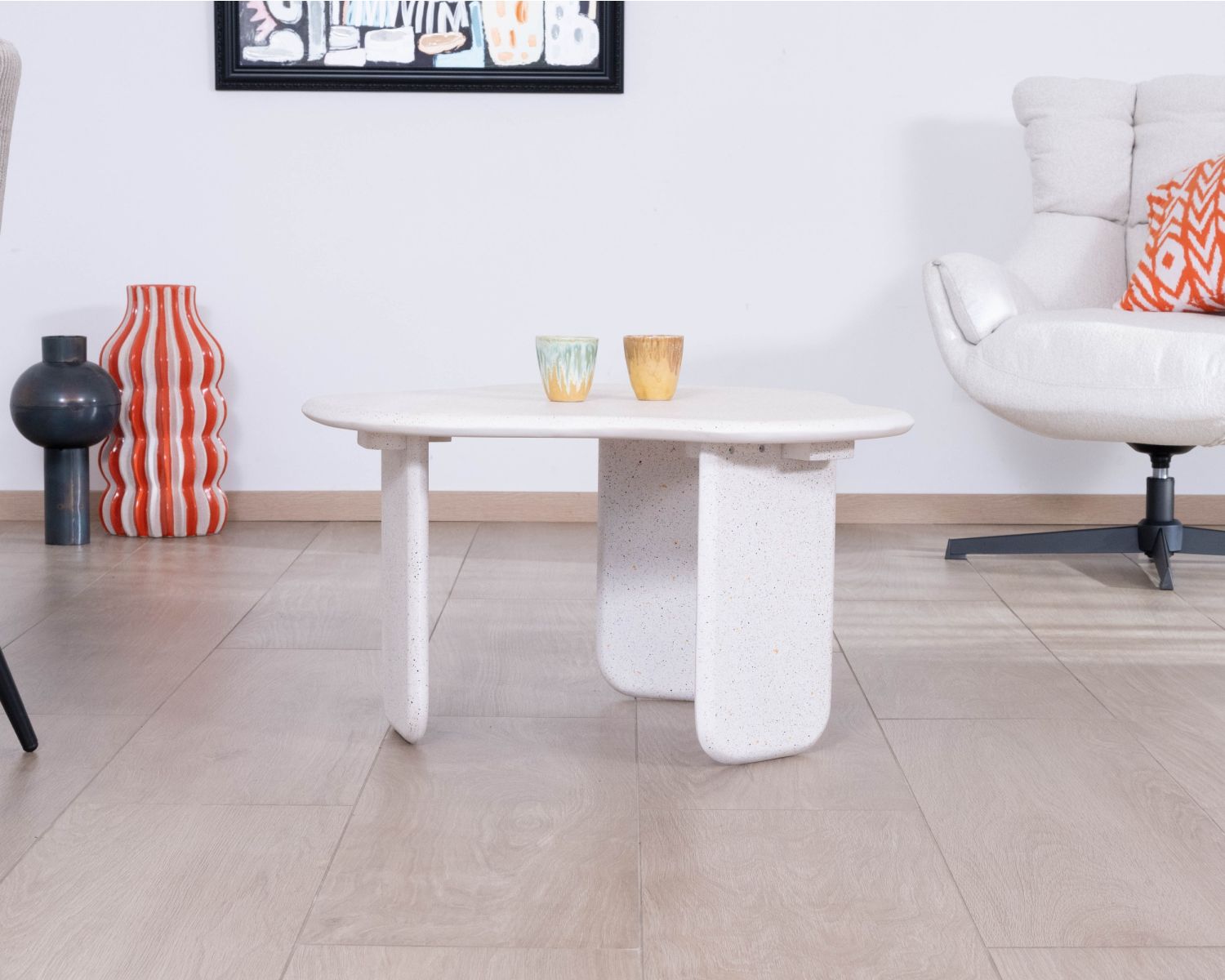 Mesa de centro de formas orgánicas con acabado de terrazo «Naura»
