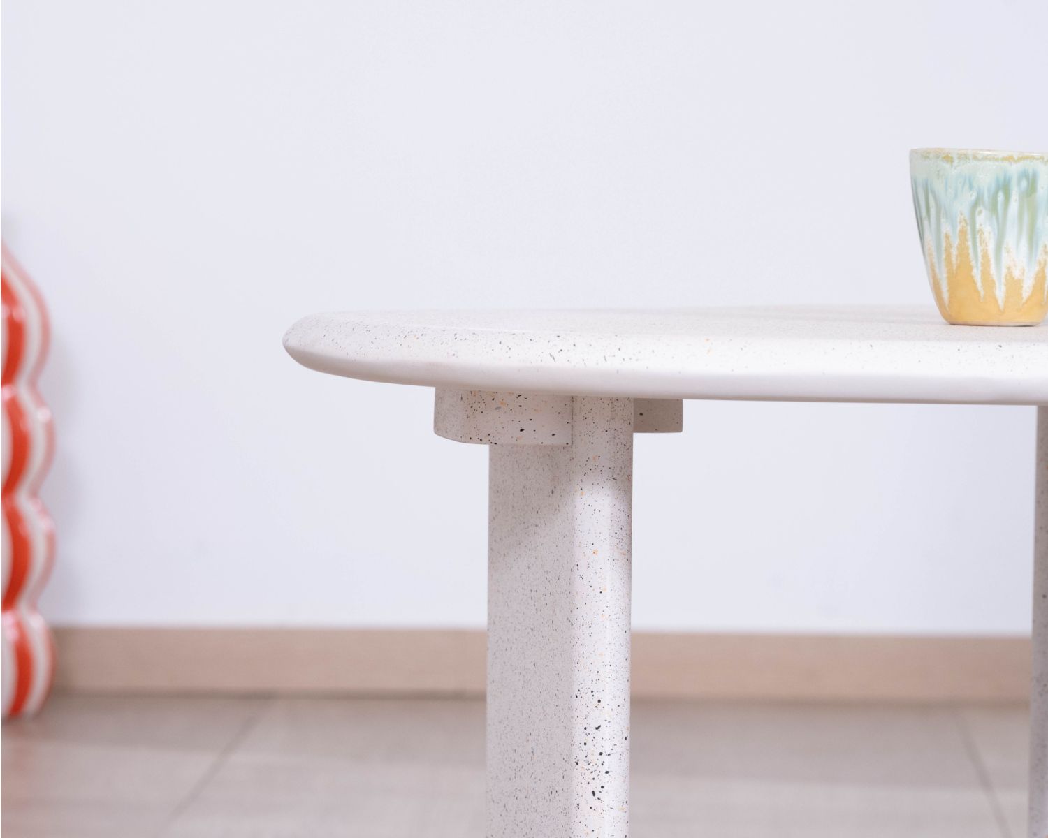 Mesa de centro de formas orgánicas con acabado de terrazo «Naura»