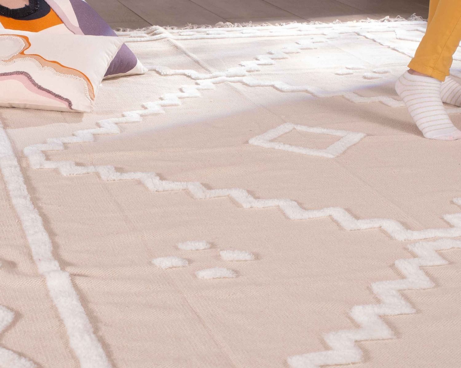 Gran alfombra rectangular de color beige con motivos bordados en blanco «Matis», 200 x 300 cm