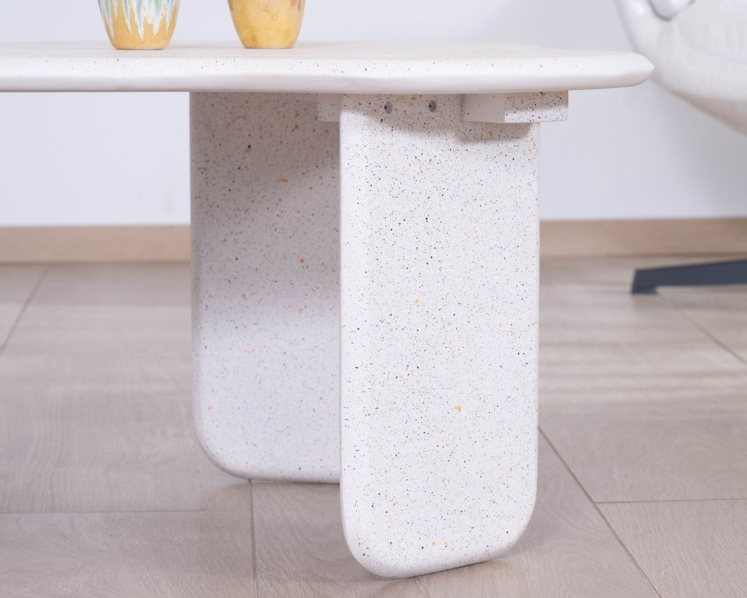 Mesa de centro de formas orgánicas con acabado de terrazo «Naura»