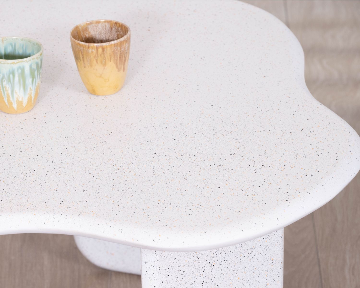 Mesa de centro de formas orgánicas con acabado de terrazo «Naura»
