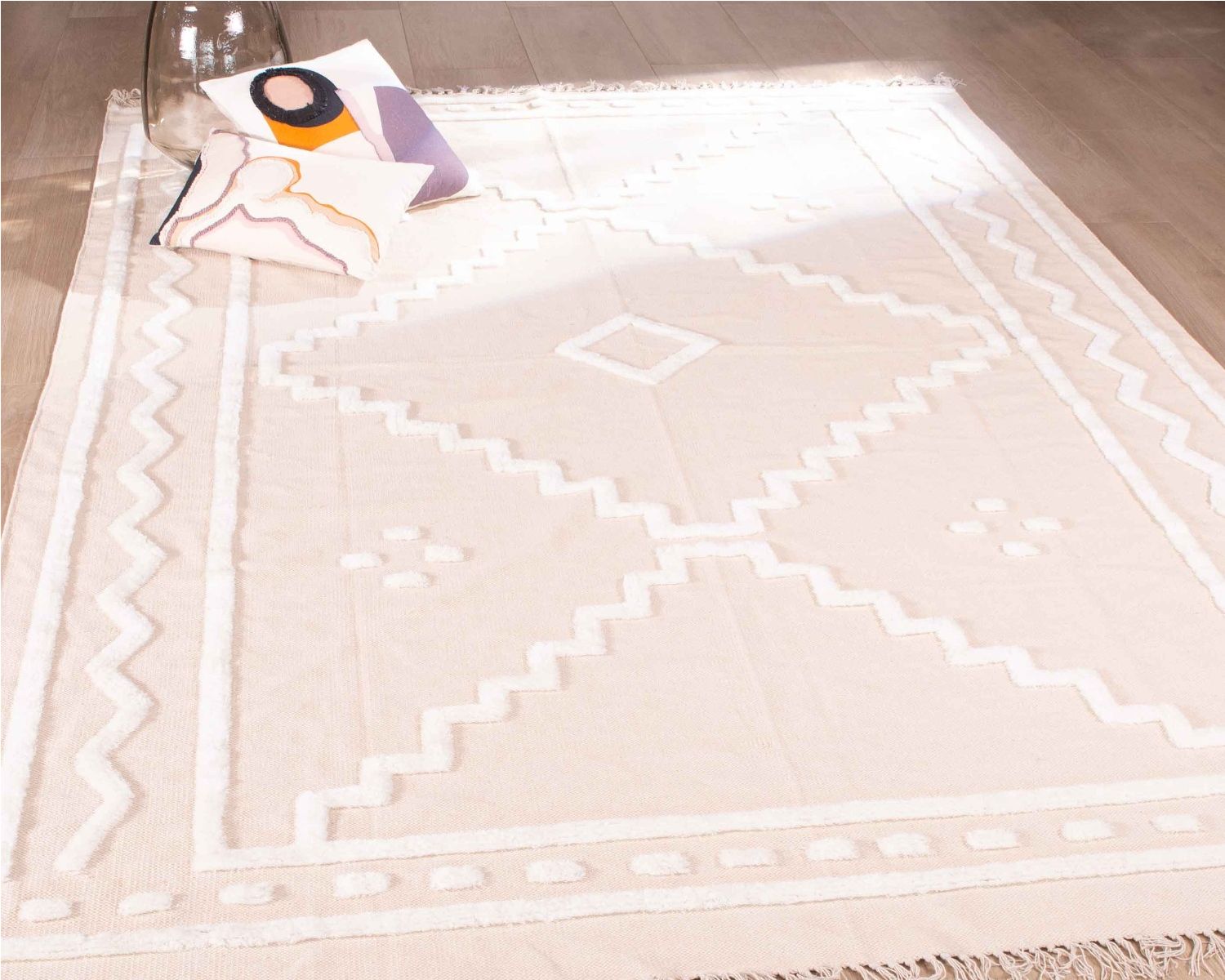 Alfombra beige tejida a mano con motivos bordados en blanco «Matis», de 120 x 180 cm