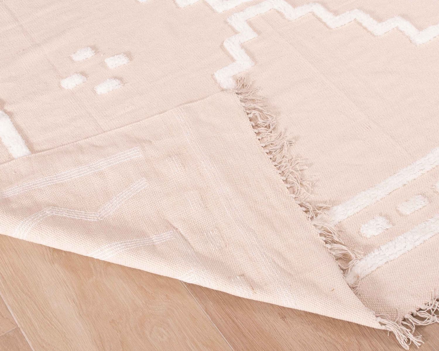 Alfombra beige tejida a mano con motivos bordados en blanco «Matis», de 120 x 180 cm