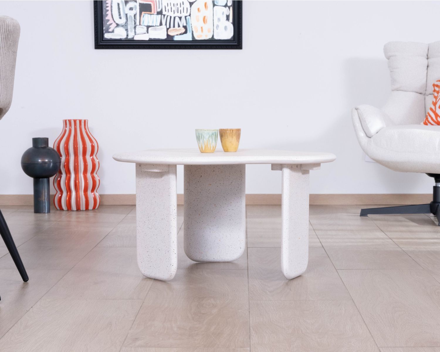 Mesa de centro de formas orgánicas con acabado de terrazo «Naura»
