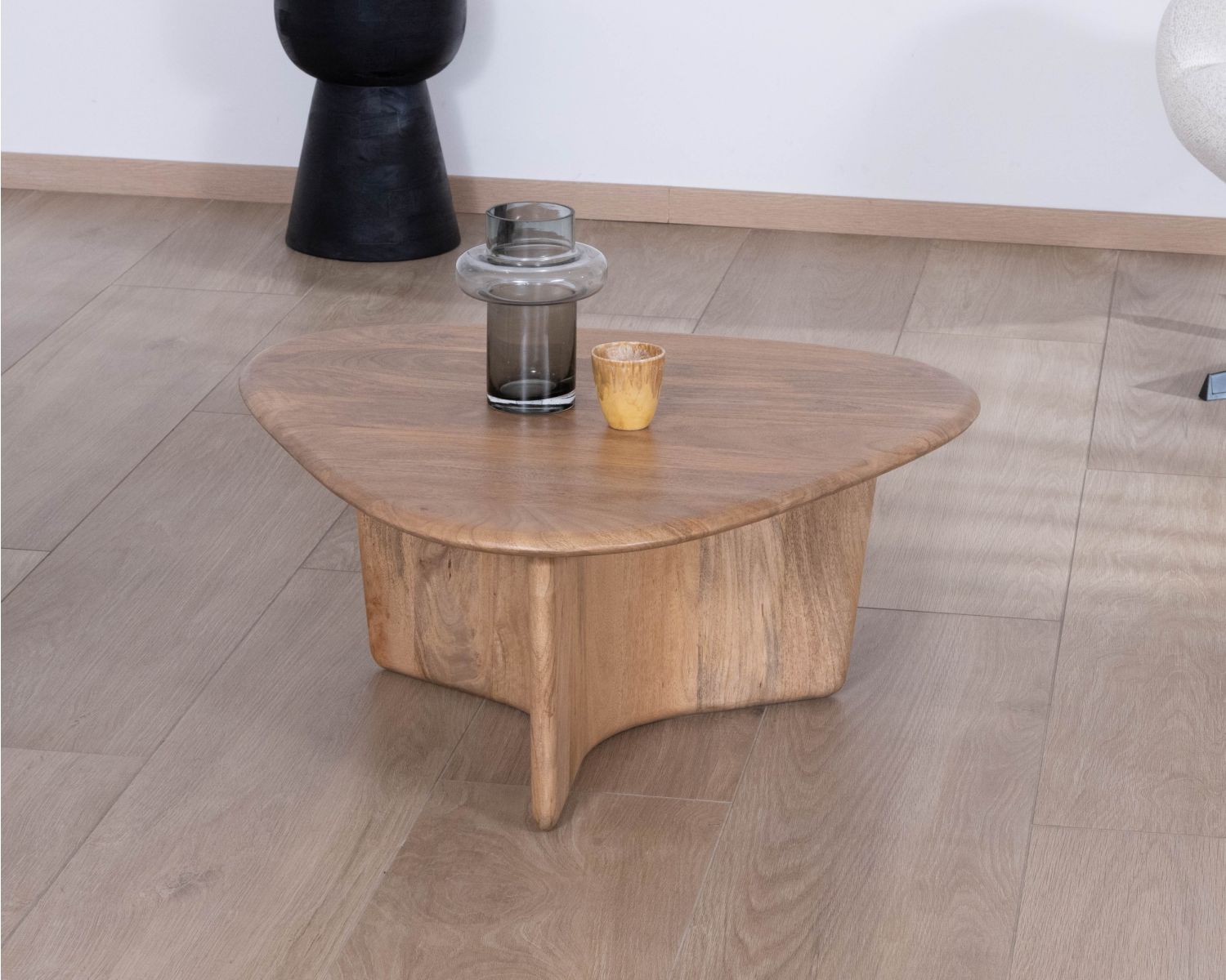 Mesa de centro de madera maciza de mango «Naura», con un diseño sencillo y orgánico