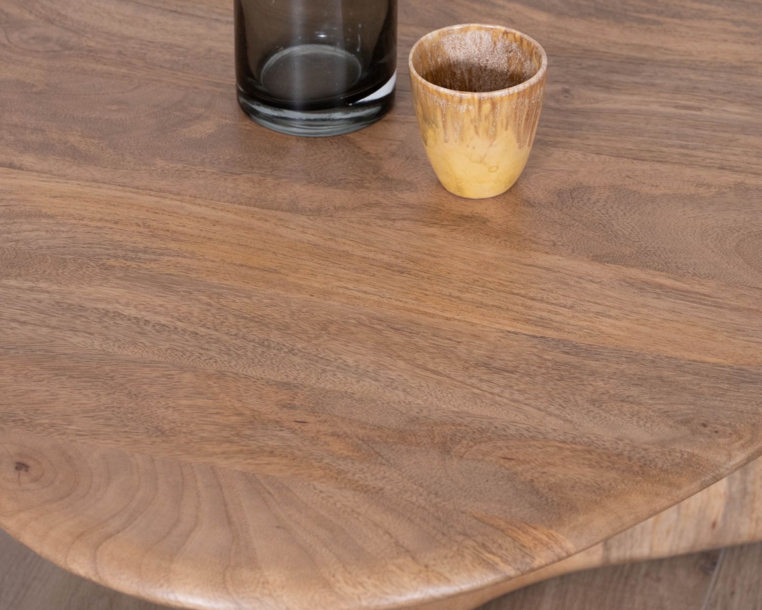 Mesa de centro de madera maciza de mango «Naura», con un diseño sencillo y orgánico