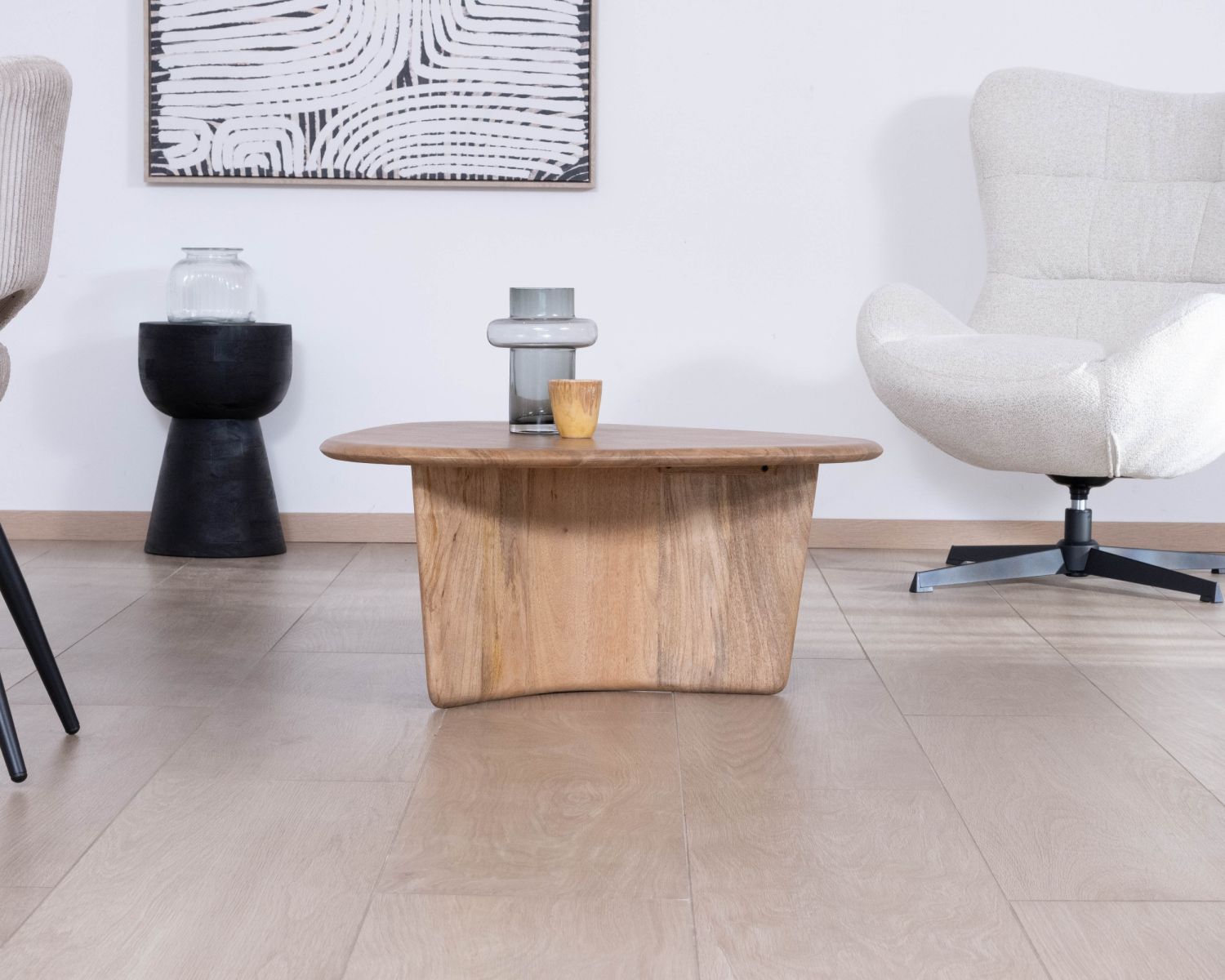 Mesa de centro de madera maciza de mango «Naura», con un diseño sencillo y orgánico