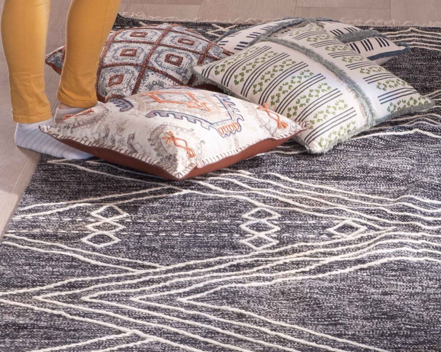 Gran alfombra étnica negra con motivos bordados en blanco «Solira», 300 x 200 cm