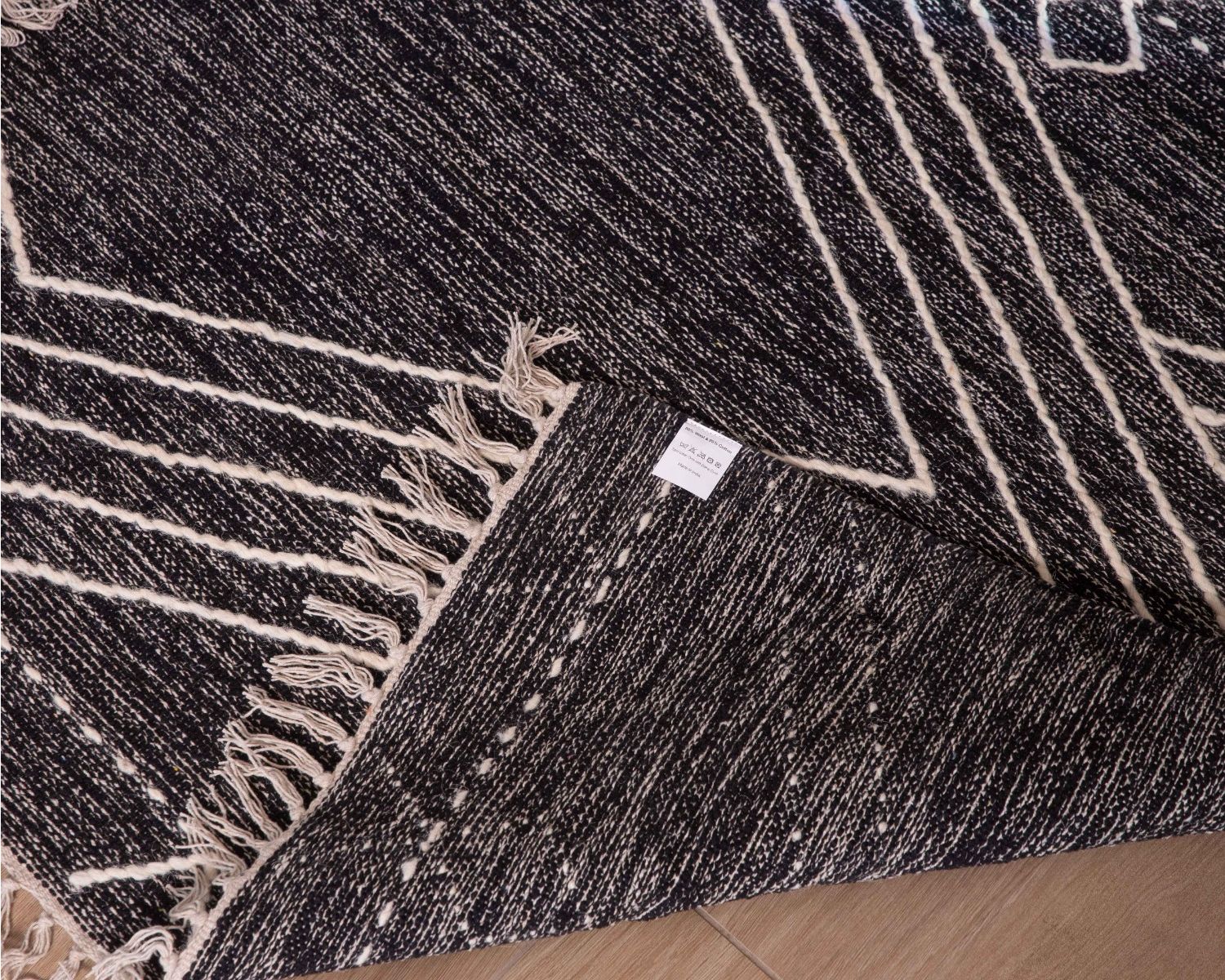 Gran alfombra étnica negra con motivos bordados en blanco «Solira», 300 x 200 cm