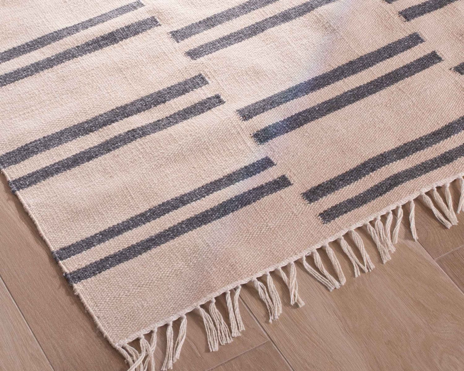 Alfombra rectangular blanca con flecos y rayas azules «Ethnic», 120 x 180 cm