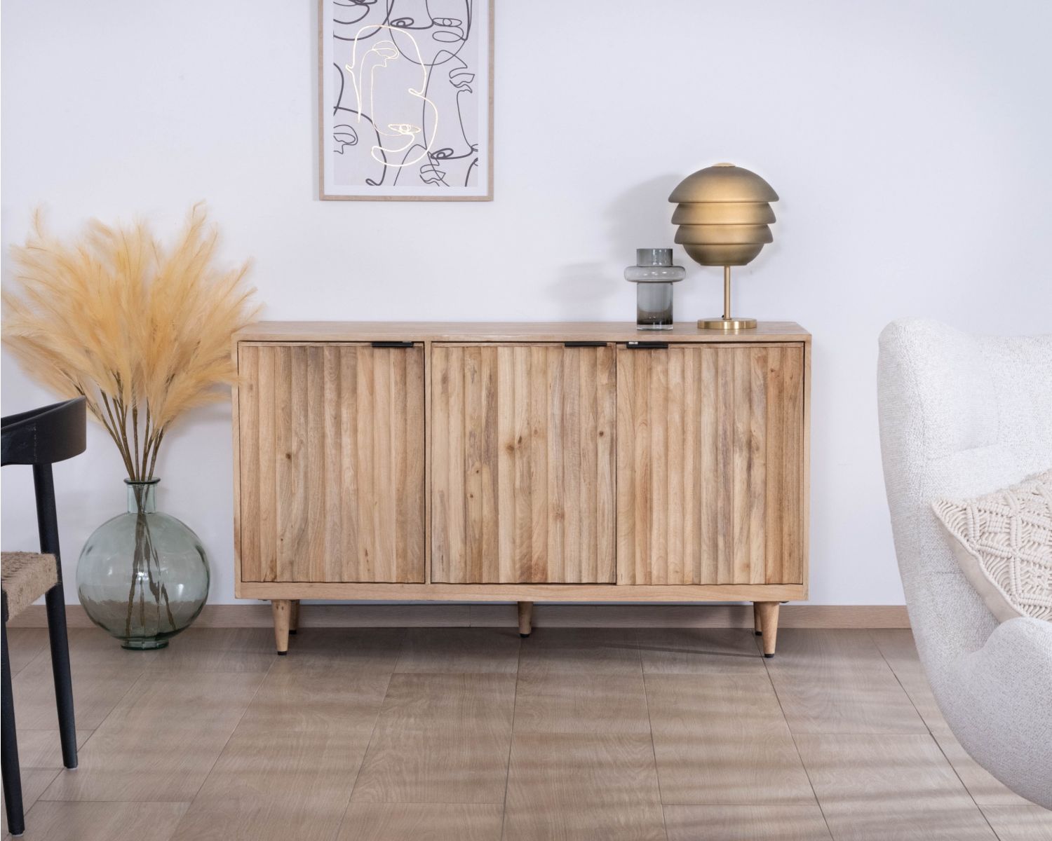 Aparador de 3 puertas de madera maciza de mango «Lanora», con frentes acanalados de estilo retro contemporáneo