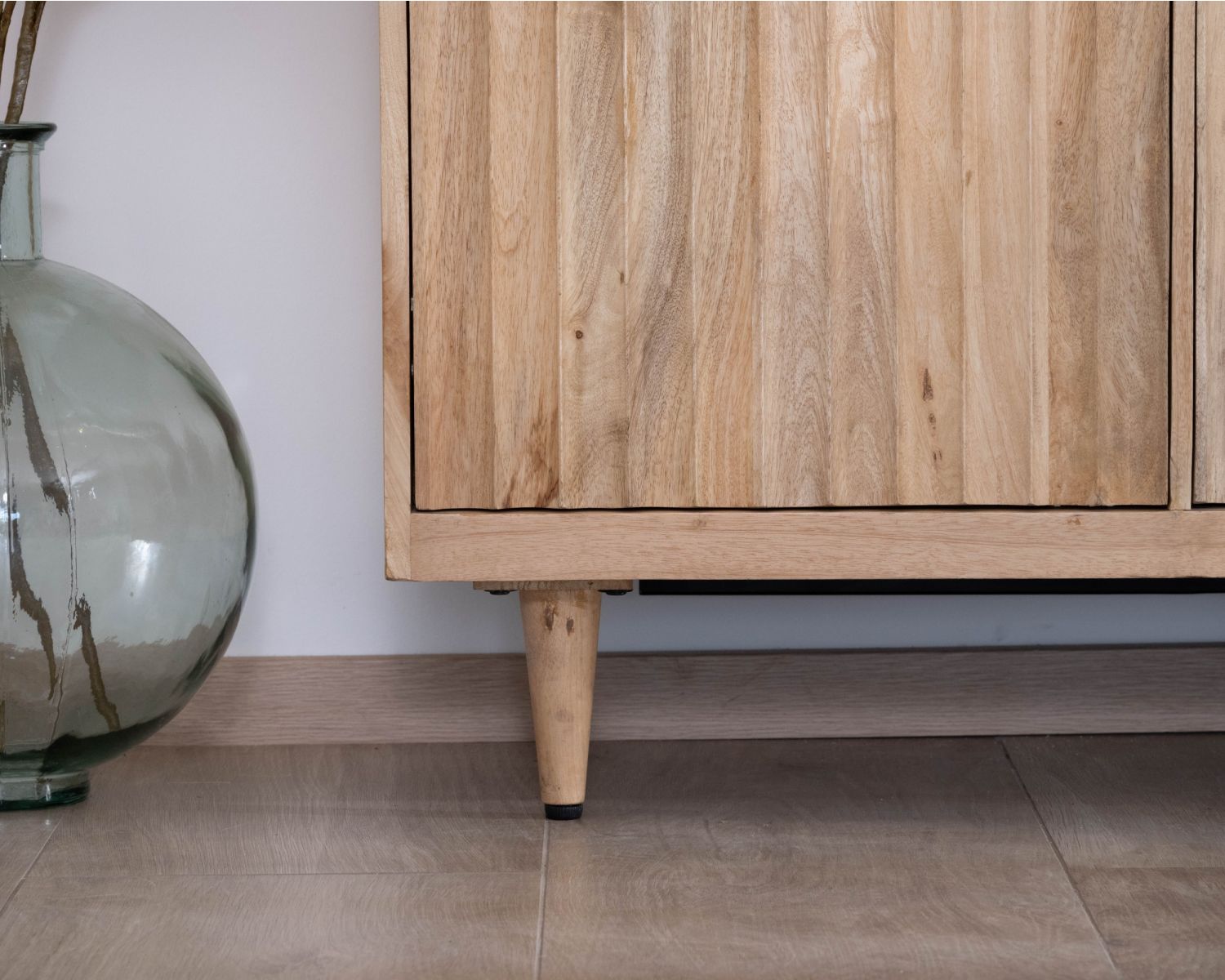 Aparador de 3 puertas de madera maciza de mango «Lanora», con frentes acanalados de estilo retro contemporáneo