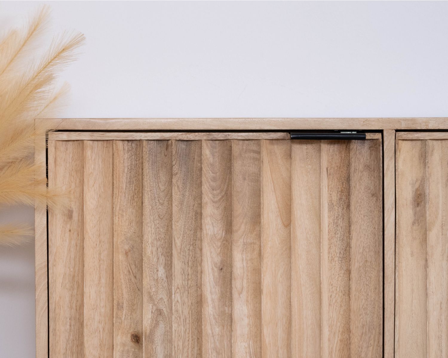 Aparador de 3 puertas de madera maciza de mango «Lanora», con frentes acanalados de estilo retro contemporáneo