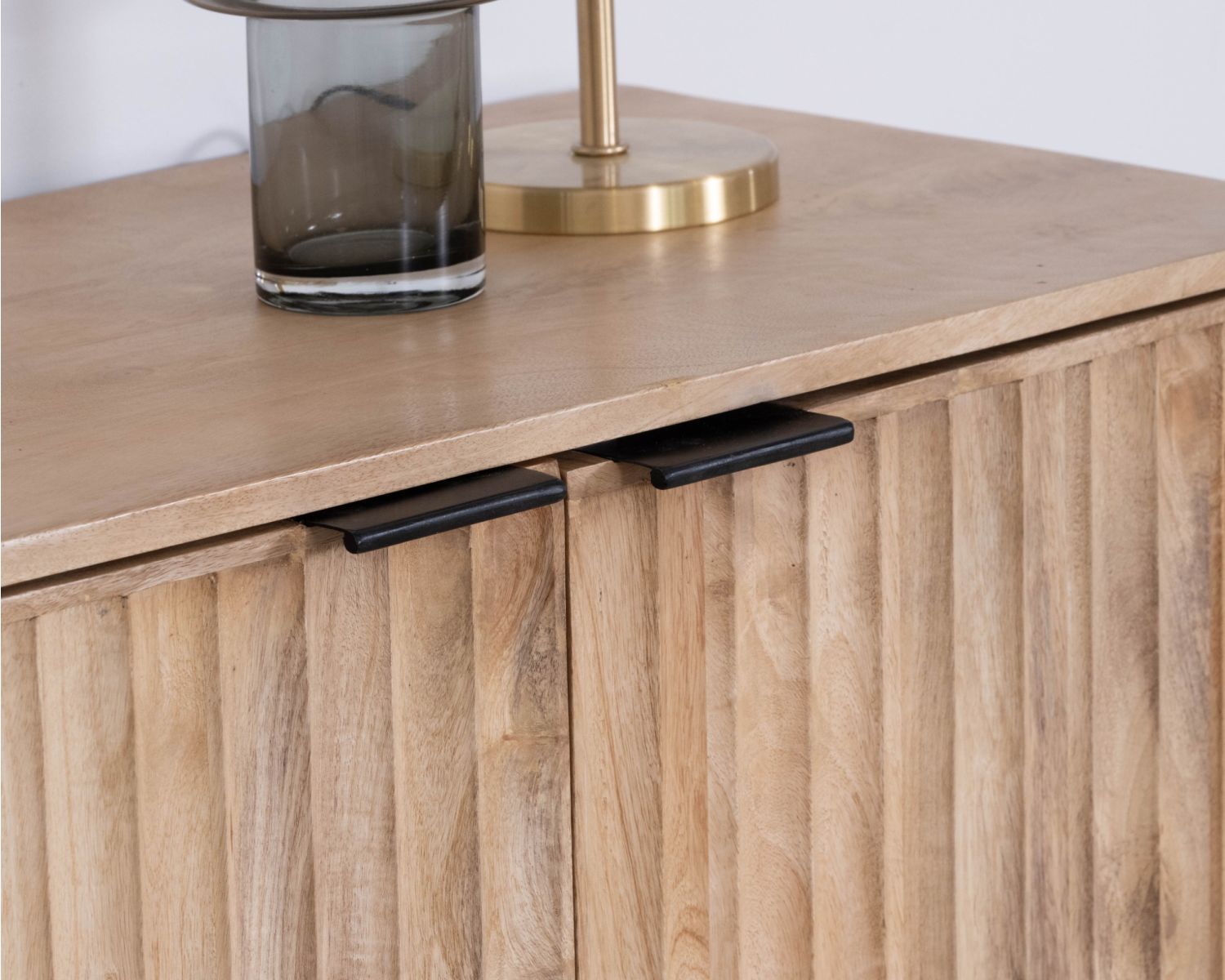 Aparador de 3 puertas de madera maciza de mango «Lanora», con frentes acanalados de estilo retro contemporáneo