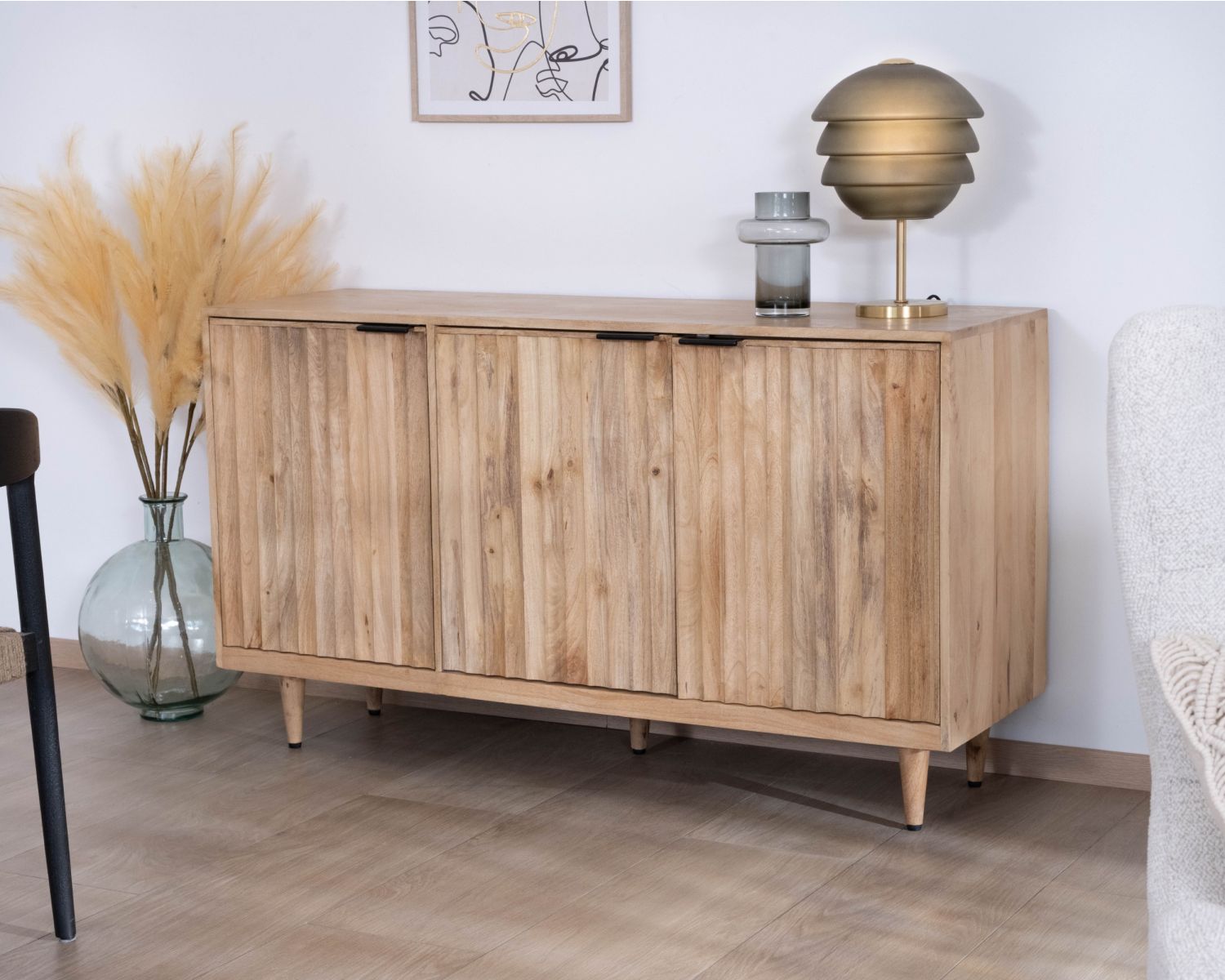 Aparador de 3 puertas de madera maciza de mango «Lanora», con frentes acanalados de estilo retro contemporáneo