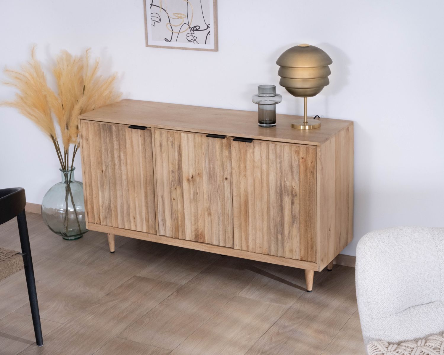 Aparador de 3 puertas de madera maciza de mango «Lanora», con frentes acanalados de estilo retro contemporáneo