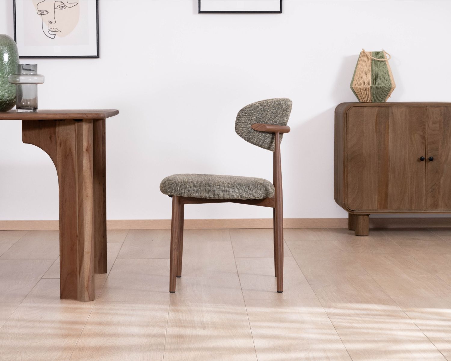 Lote de 2 sillas de comedor de estilo retro, en tejido de trama color caqui «Arpège», con patas con acabado de nogal