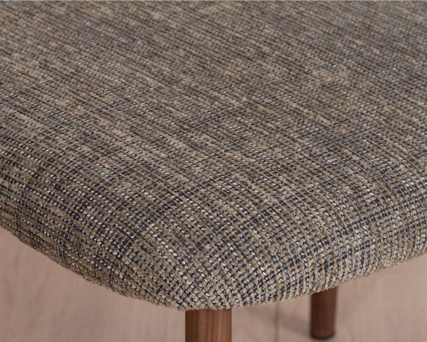 Lote de 2 sillas de comedor de estilo retro, en tejido de trama color caqui «Arpège», con patas con acabado de nogal