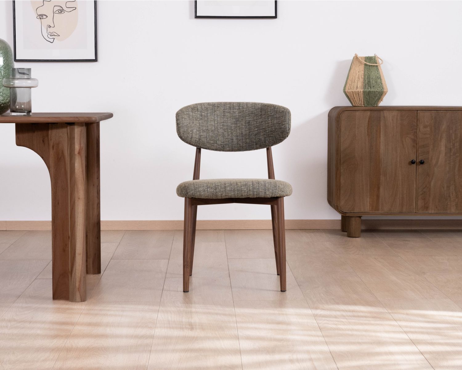 Lote de 2 sillas de comedor de estilo retro, en tejido de trama color caqui «Arpège», con patas con acabado de nogal