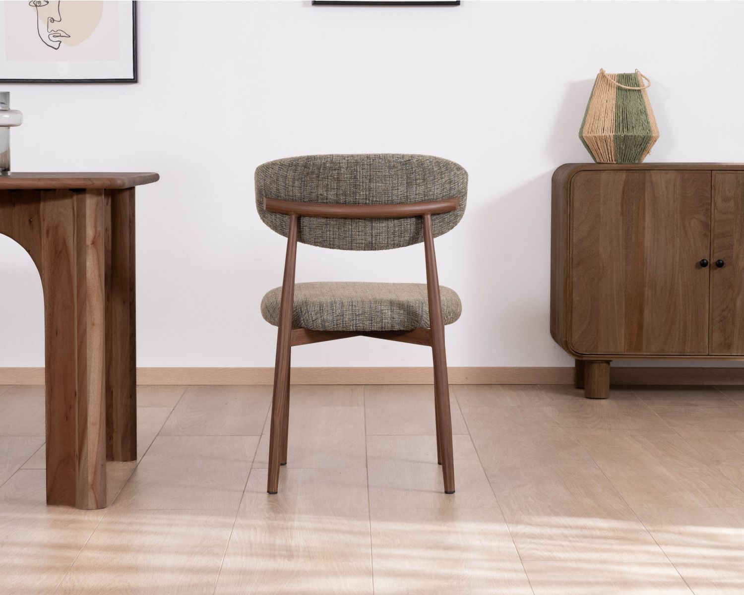 Lote de 2 sillas de comedor de estilo retro, en tejido de trama color caqui «Arpège», con patas con acabado de nogal