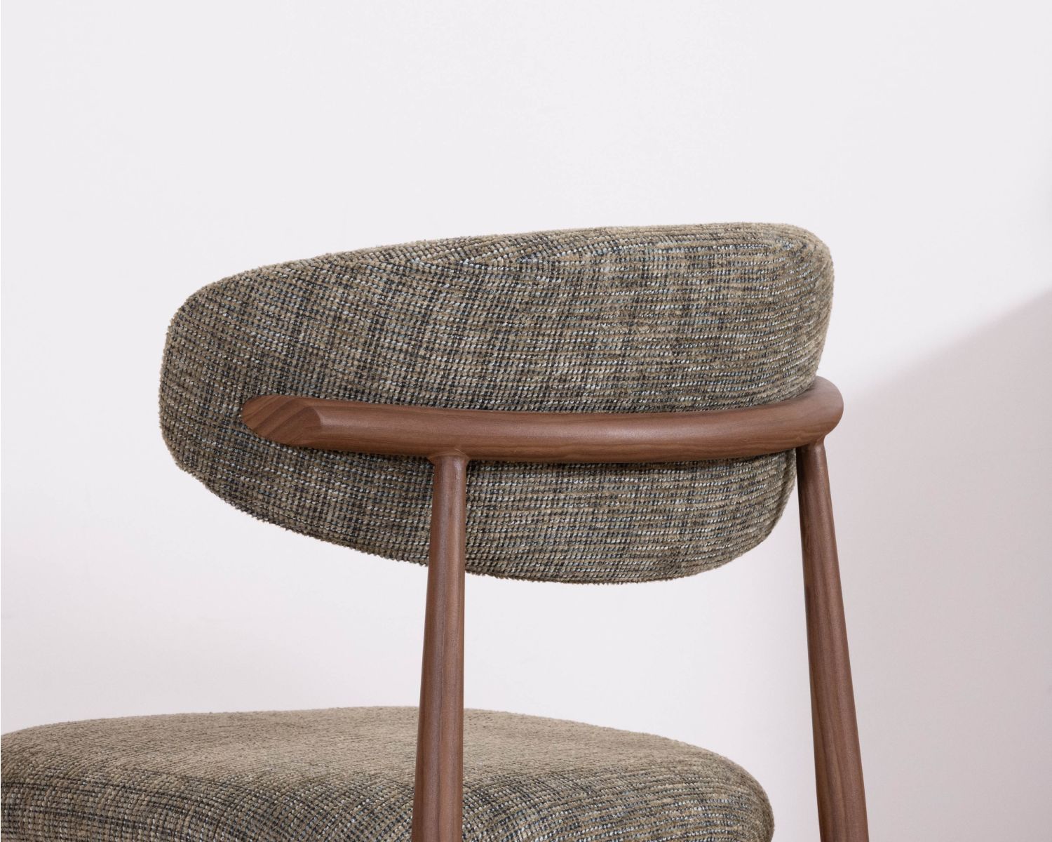 Lote de 2 sillas de comedor de estilo retro, en tejido de trama color caqui «Arpège», con patas con acabado de nogal
