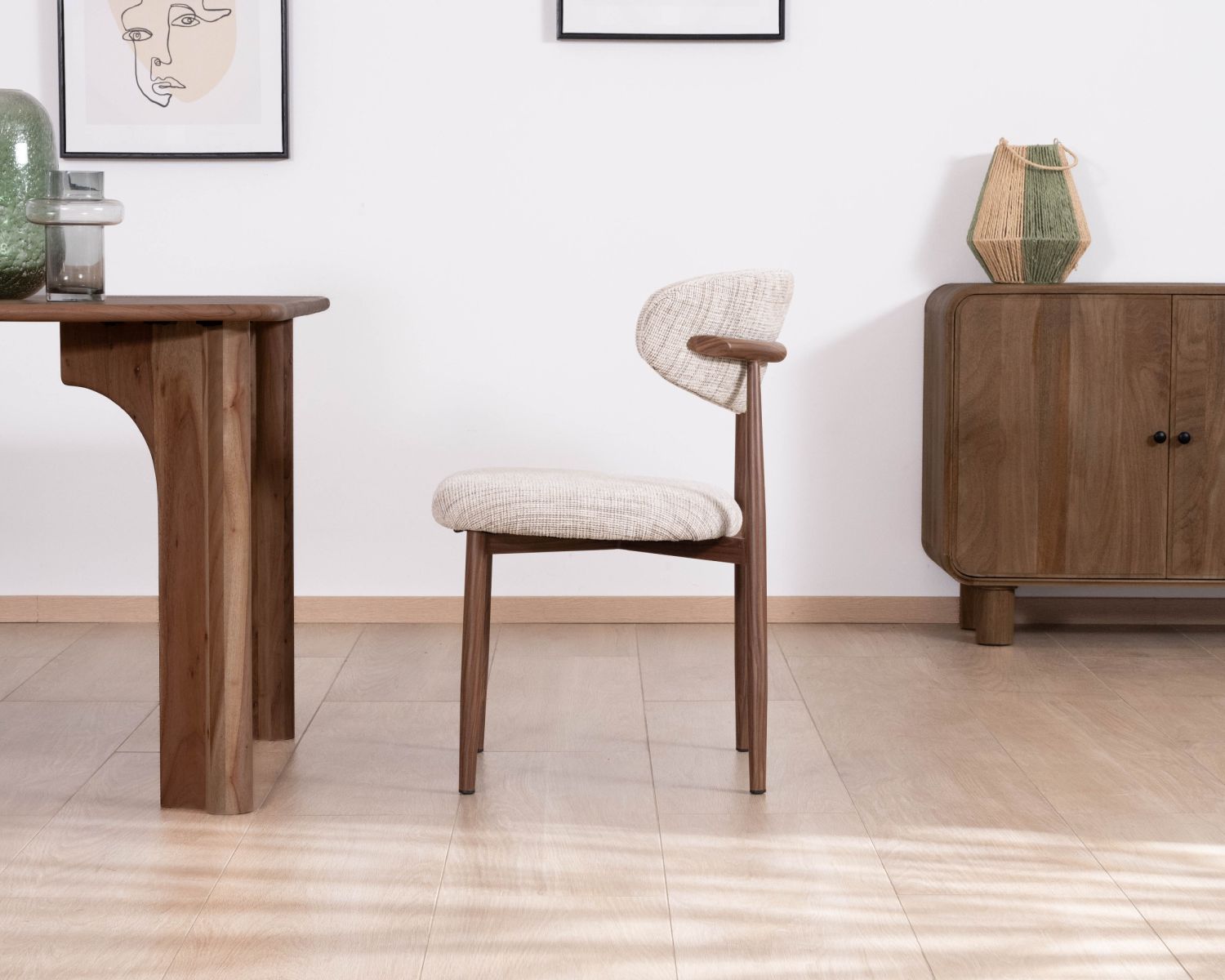 Lote de 2 sillas de comedor retro de tela tejida en tonos beige y marrón «Arpège», con patas de metal con acabado en nogal