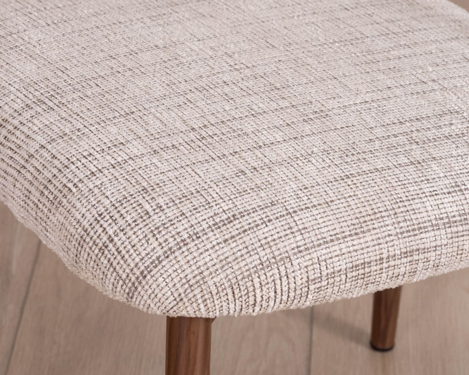 Lote de 2 sillas de comedor retro de tela tejida en tonos beige y marrón «Arpège», con patas de metal con acabado en nogal