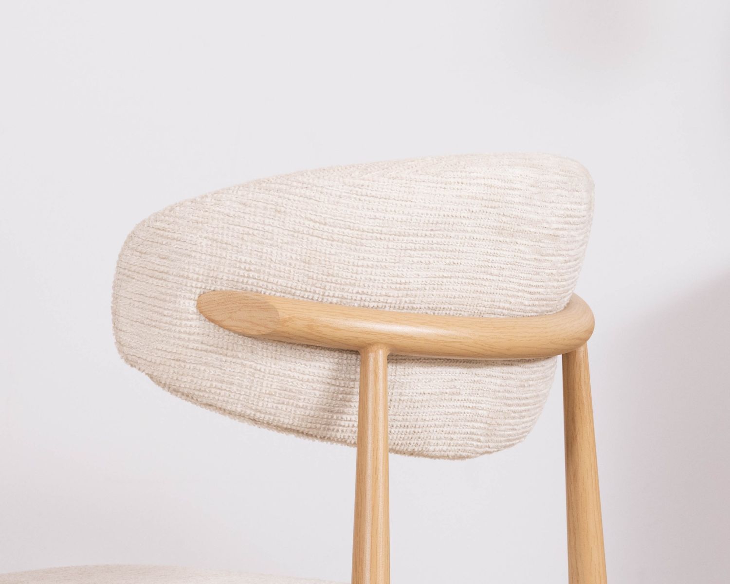 Lote de 2 sillas de comedor de estilo escandinavo, con tapizado de tejido trenzado en color blanco roto «Arpège» y patas de metal con acabado de madera clara