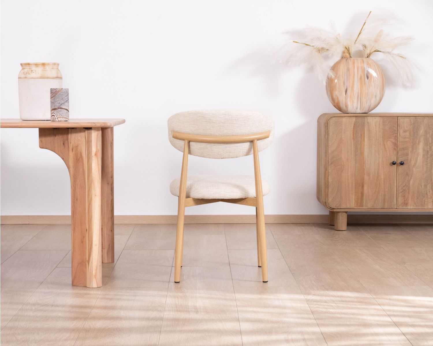 Lote de 2 sillas de comedor de estilo escandinavo, con tapizado de tejido trenzado en color blanco roto «Arpège» y patas de metal con acabado de madera clara
