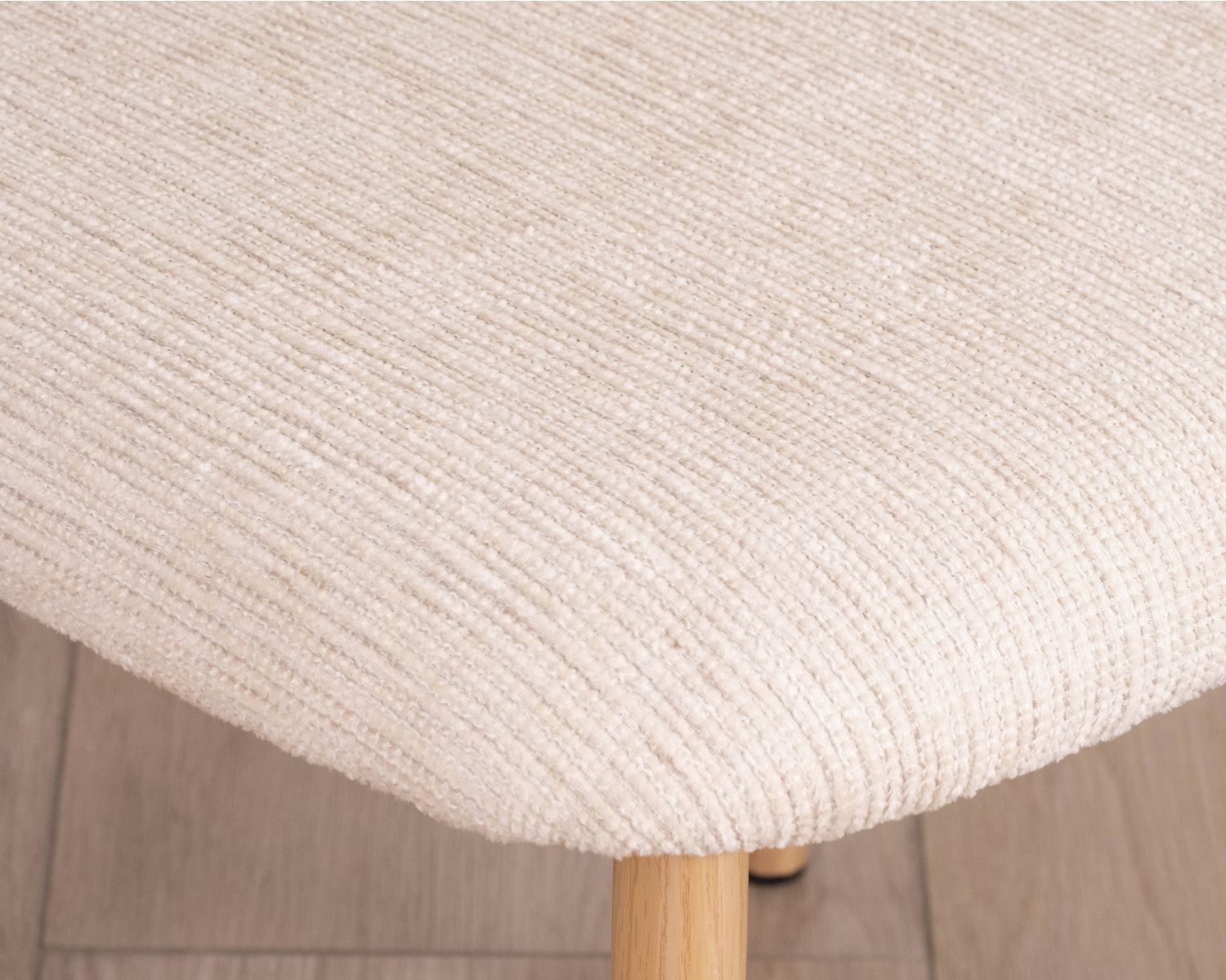 Lote de 2 sillas de comedor de estilo escandinavo, con tapizado de tejido trenzado en color blanco roto «Arpège» y patas de metal con acabado de madera clara