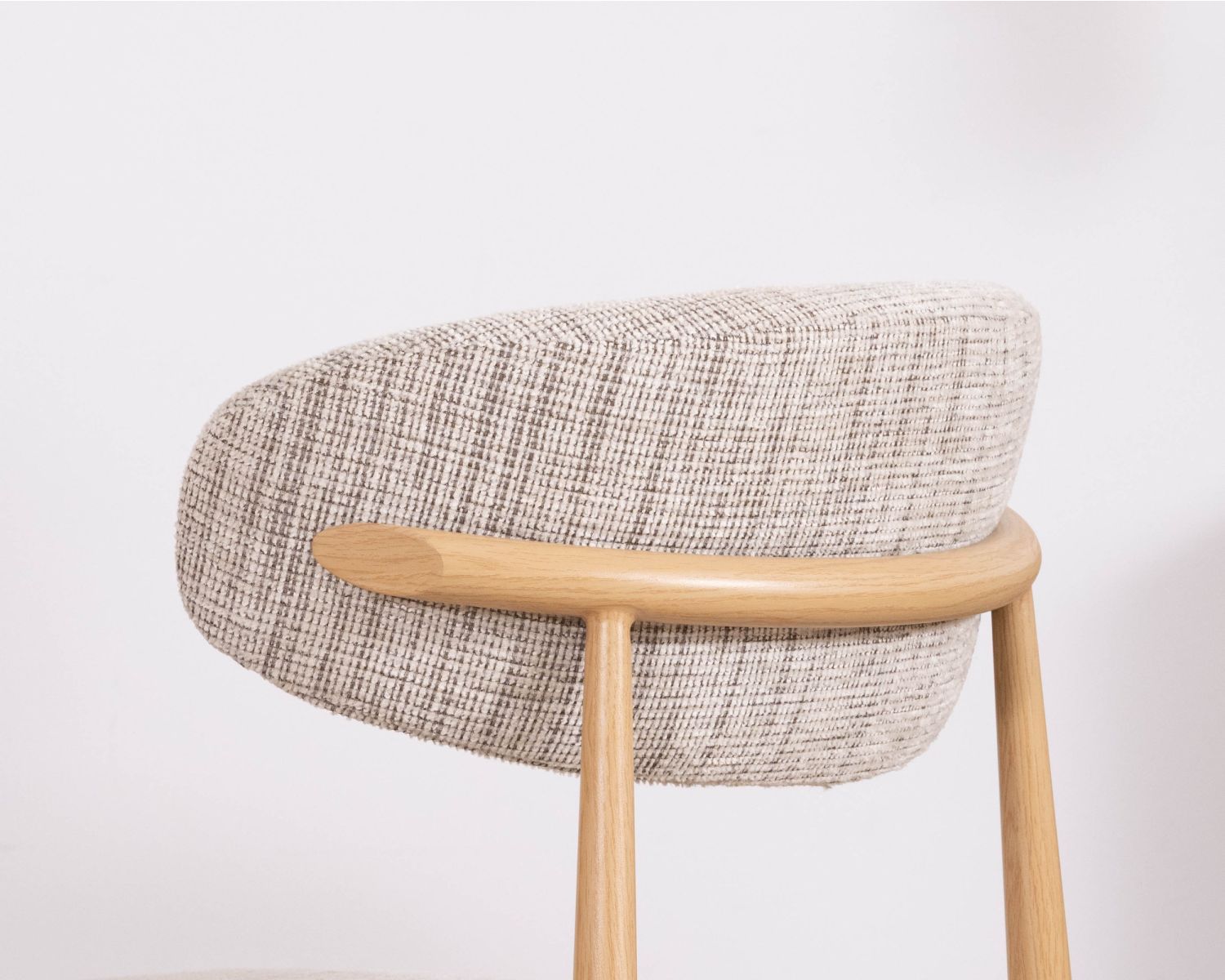 Lote de 2 sillas de comedor de estilo retro, en tela beige con trama marrón «Arpège», con patas de metal con acabado de madera clara
