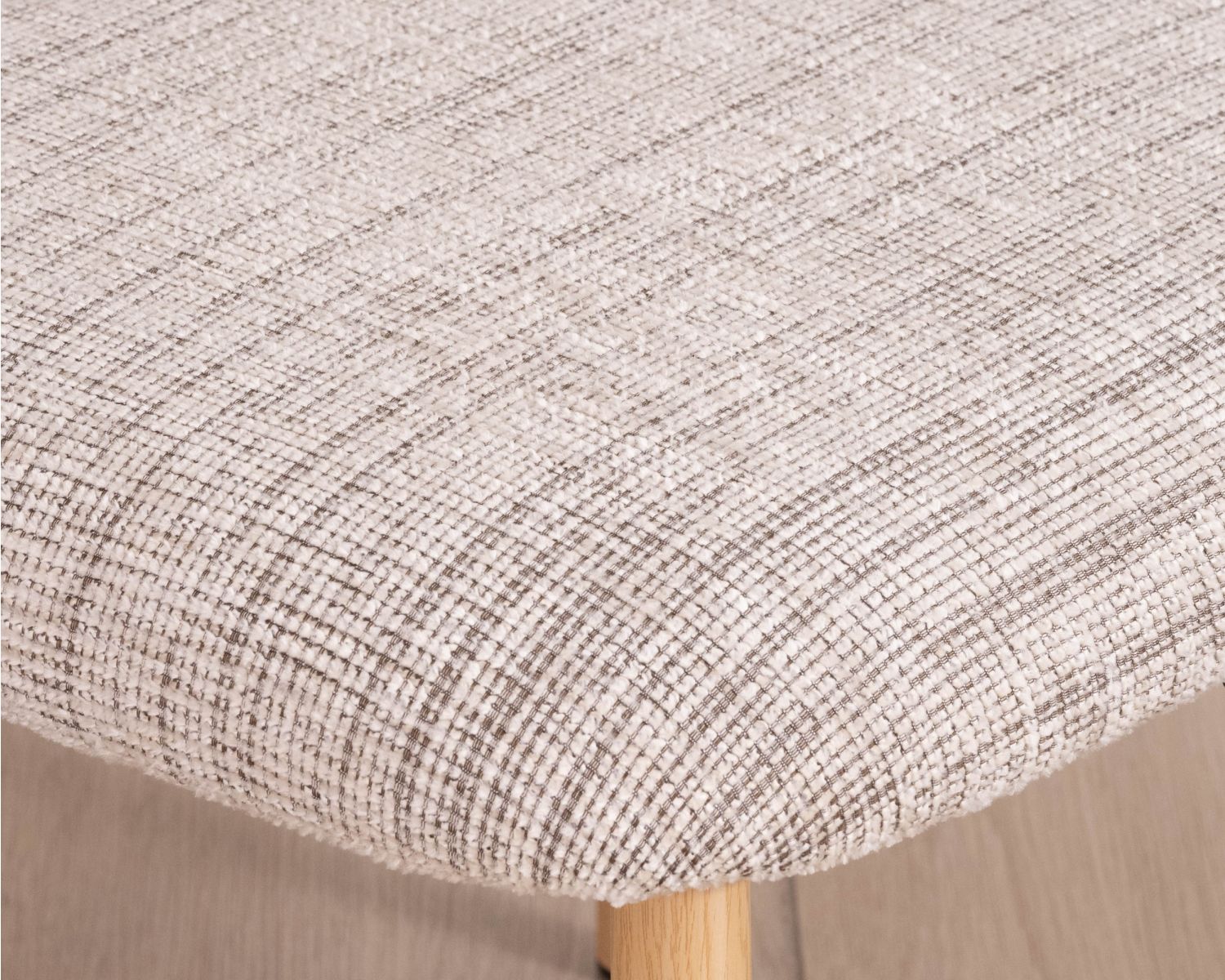 Lote de 2 sillas de comedor de estilo retro, en tela beige con trama marrón «Arpège», con patas de metal con acabado de madera clara