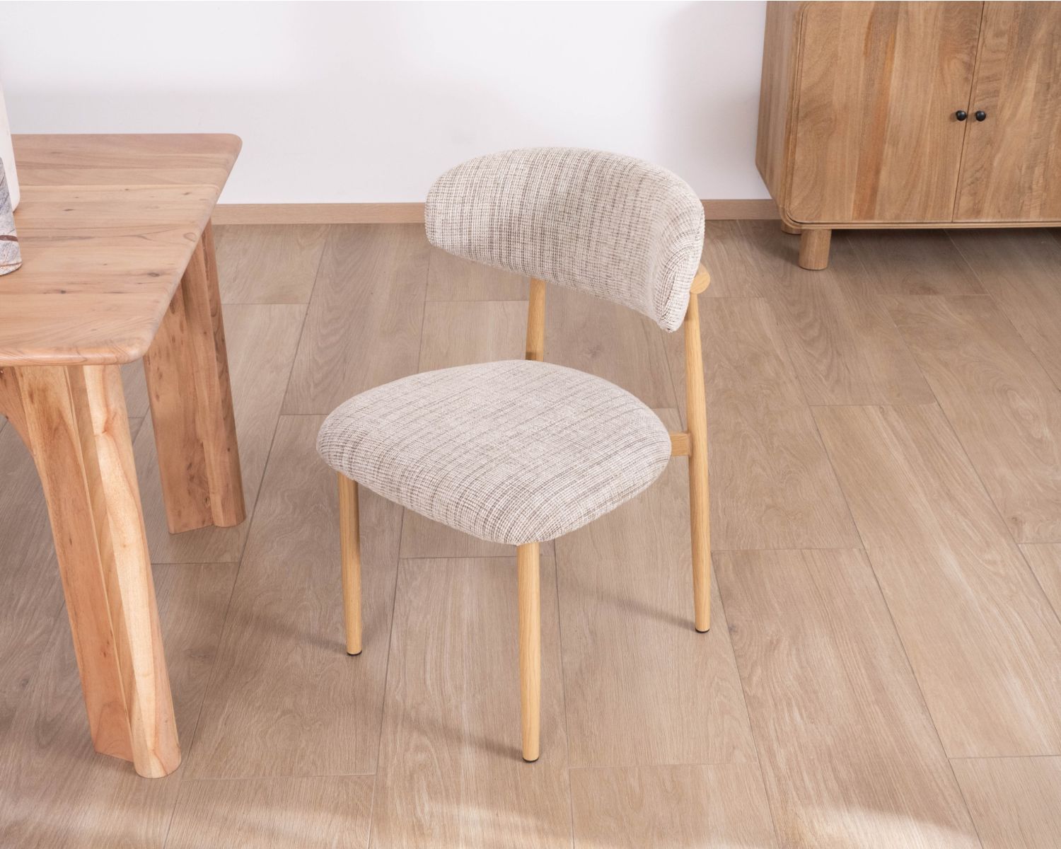 Lote de 2 sillas de comedor de estilo retro, en tela beige con trama marrón «Arpège», con patas de metal con acabado de madera clara