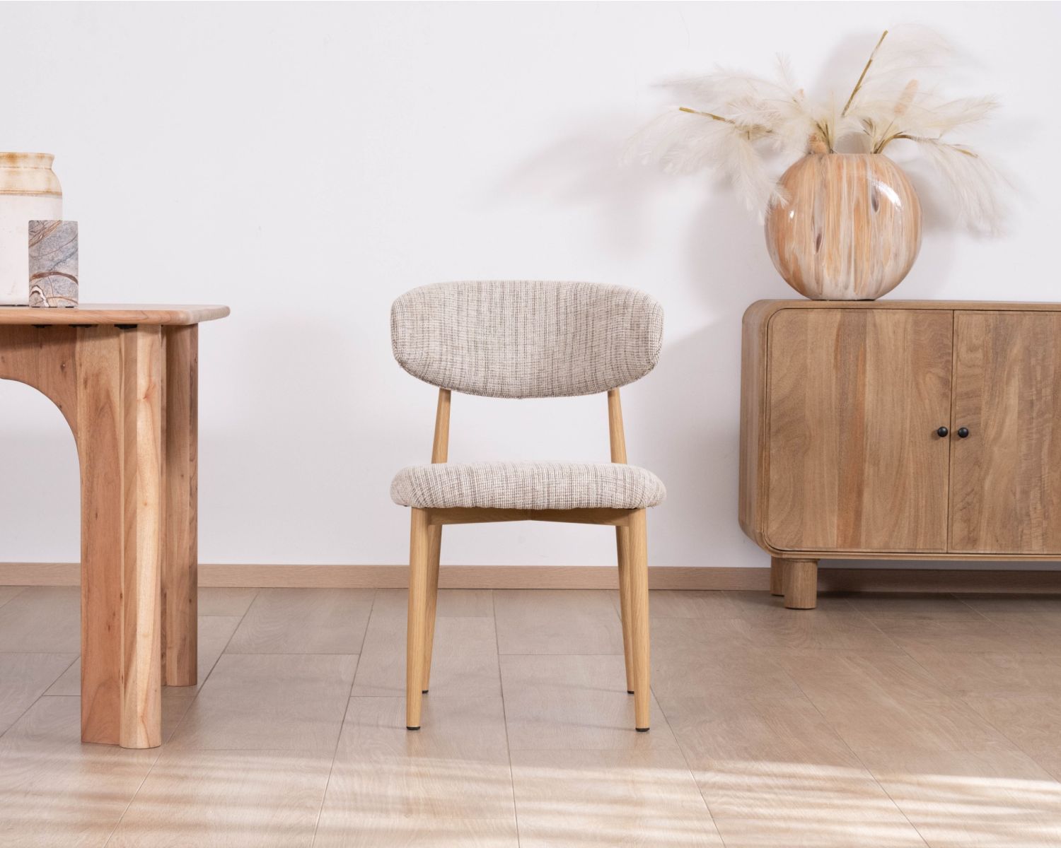 Lote de 2 sillas de comedor de estilo retro, en tela beige con trama marrón «Arpège», con patas de metal con acabado de madera clara