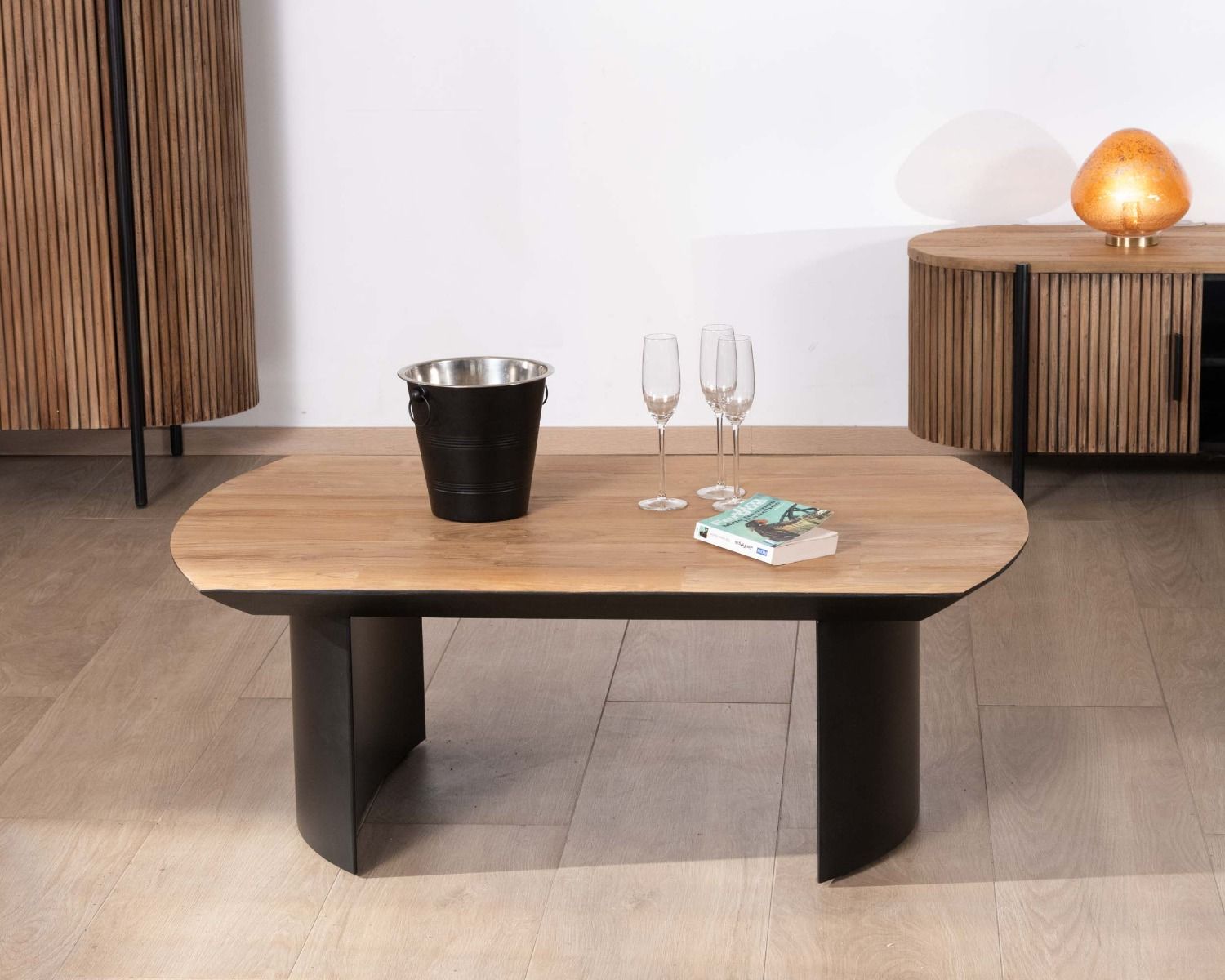 Mesa de salón de teca reciclada con patas semiesféricas de metal negro «Troms», 120 cm