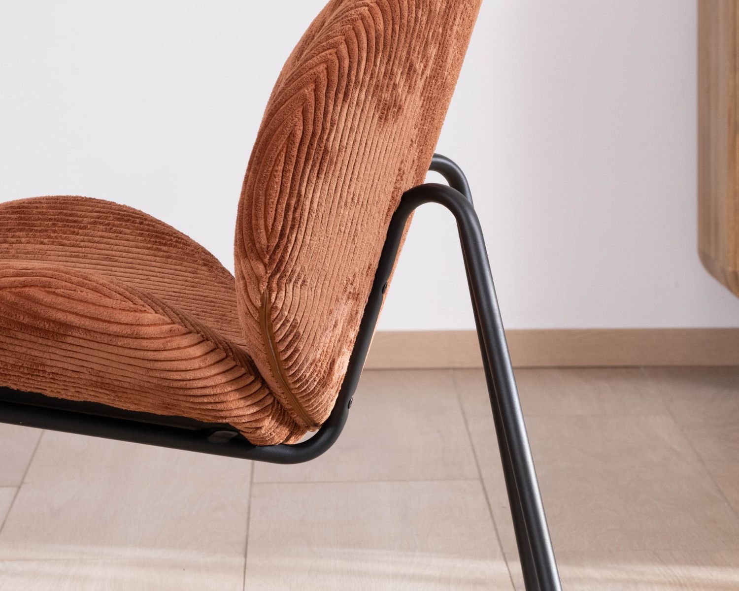 Sillón lounge de diseño en terciopelo acanalado color óxido «Sonate»
