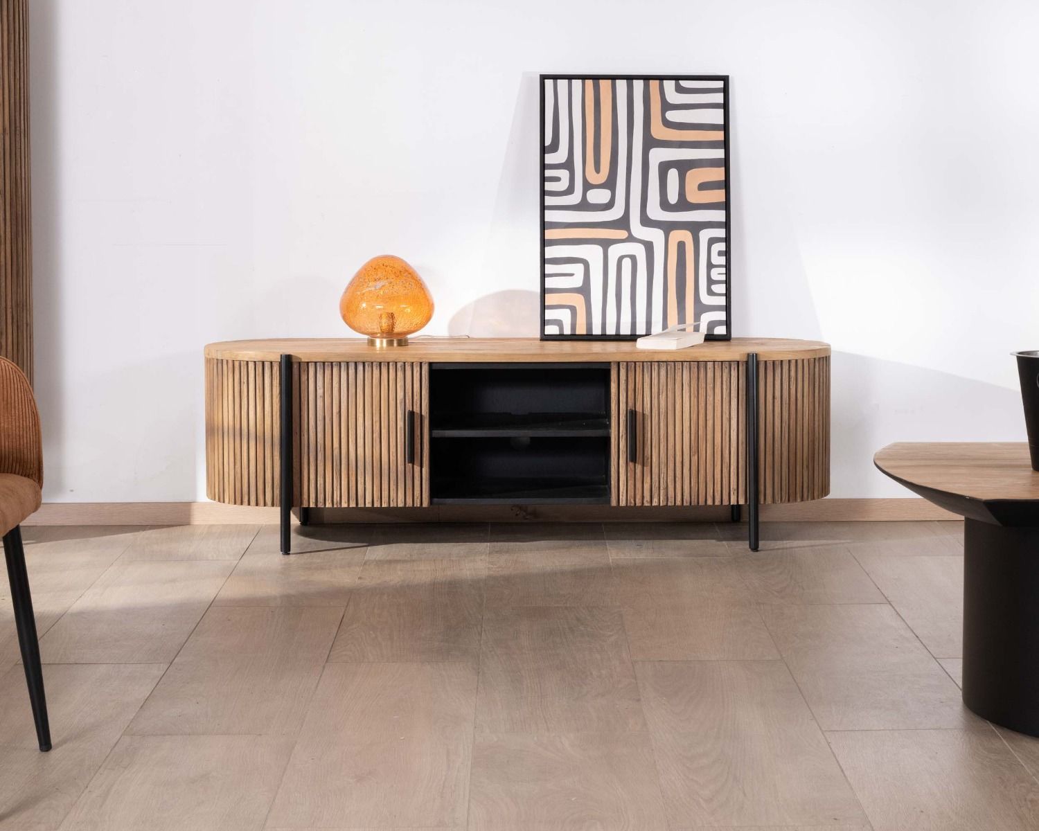 Mueble de televisión redondeado con frentes acanalados de teca reciclada «Troms», 160 cm