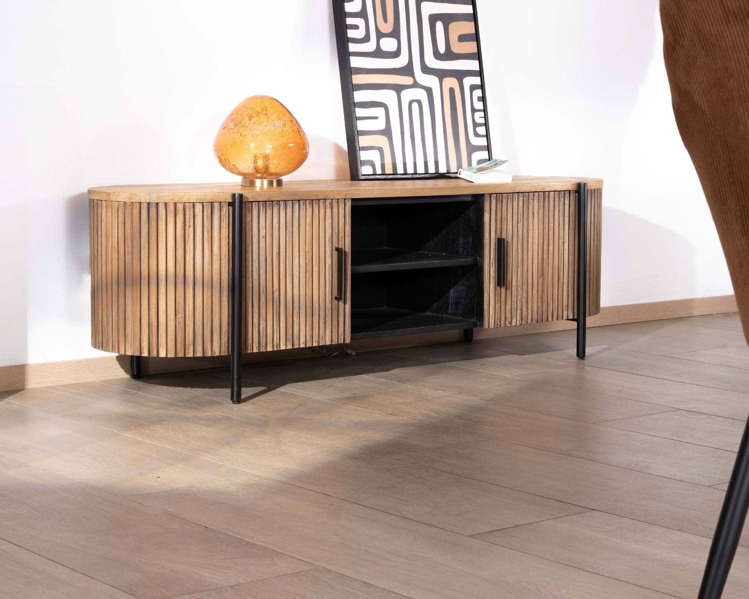 Mueble de televisión redondeado con frentes acanalados de teca reciclada «Troms», 160 cm