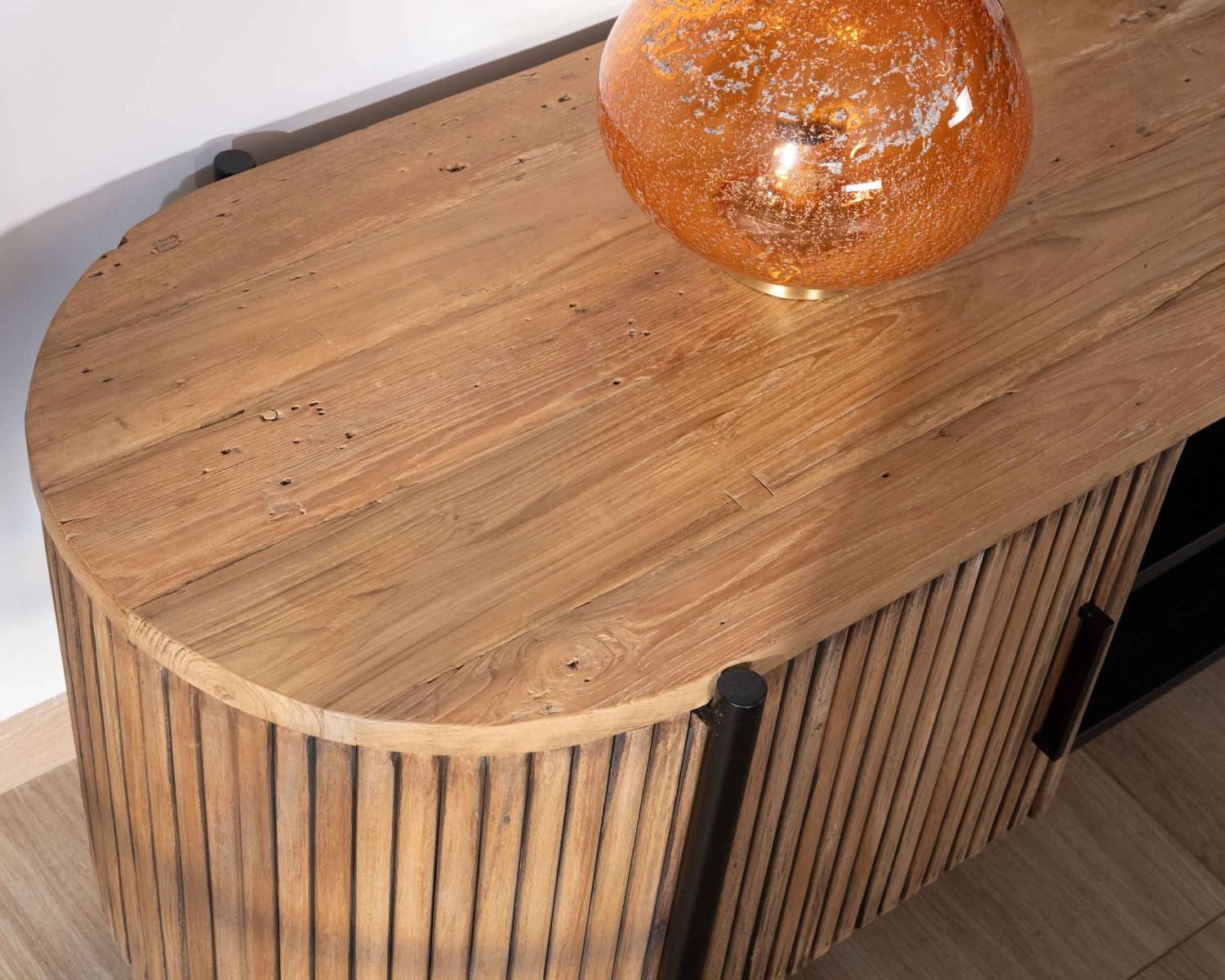 Mueble de televisión redondeado con frentes acanalados de teca reciclada «Troms», 160 cm