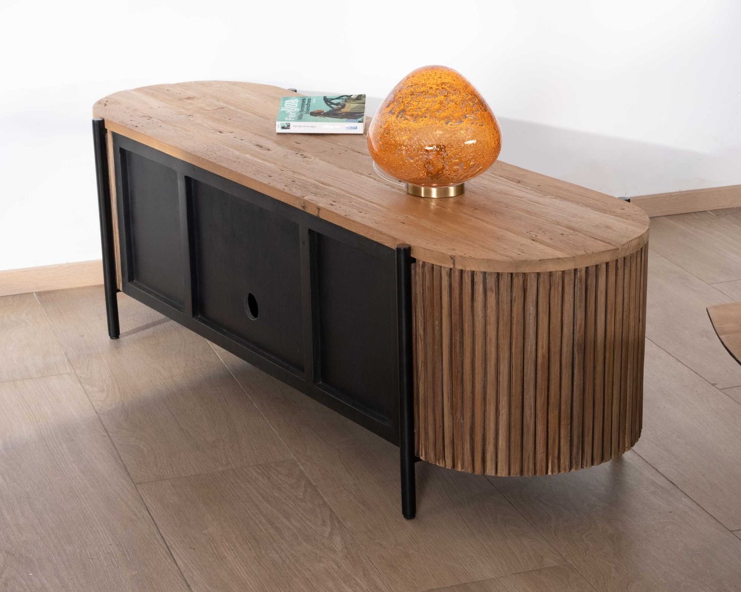 Mueble de televisión redondeado con frentes acanalados de teca reciclada «Troms», 160 cm