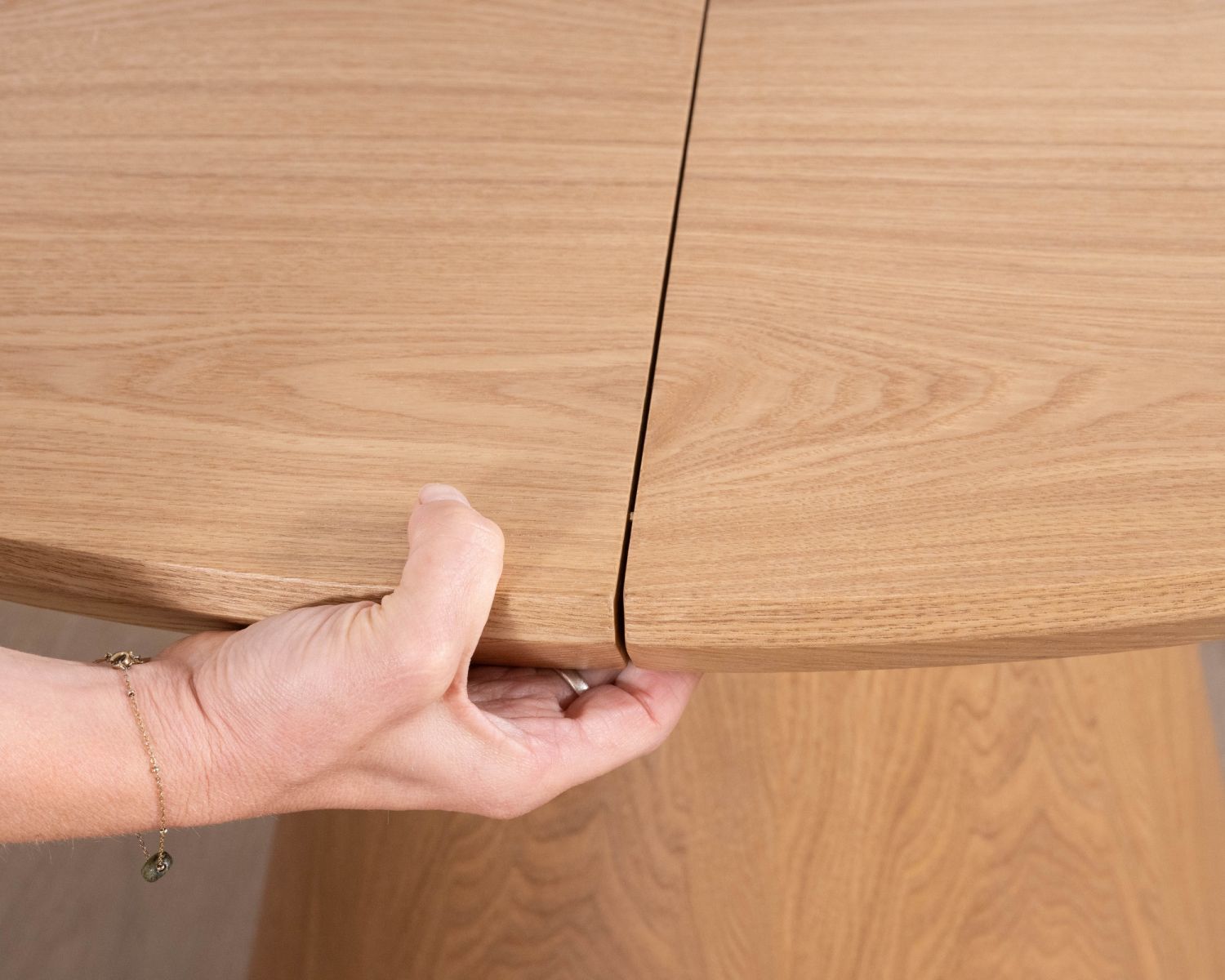 Mesa de comedor redonda de 120 cm, extensible hasta 160 cm, modelo «Oria», de estilo minimalista y acabado en fresno