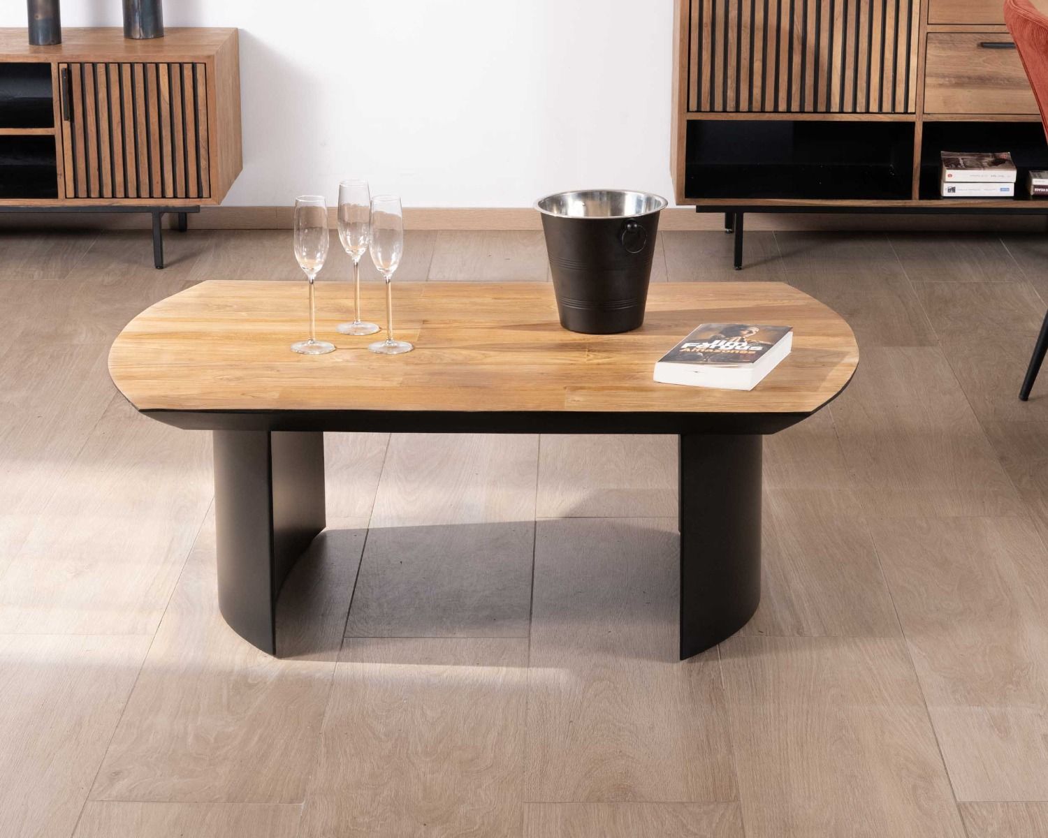 Mesa de salón de teca reciclada con patas semiesféricas de metal negro «Troms», 120 cm