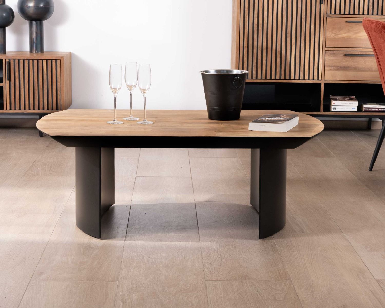 Mesa de salón de teca reciclada con patas semiesféricas de metal negro «Troms», 120 cm