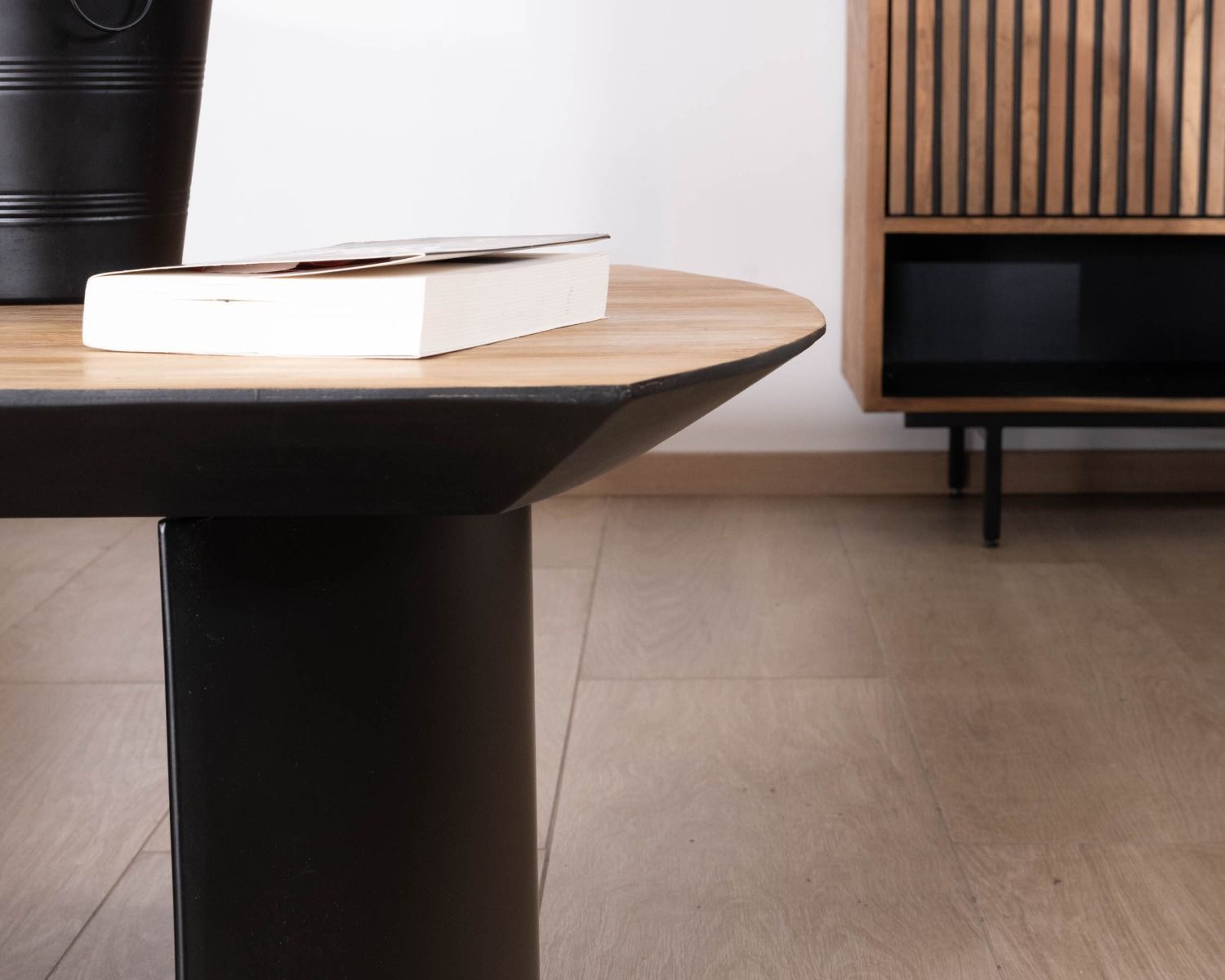 Mesa de salón de teca reciclada con patas semiesféricas de metal negro «Troms», 120 cm