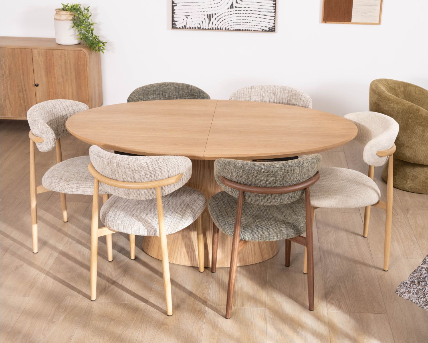 Mesa de comedor ovalada extensible de 160 a 200 cm, con acabado en roble «Oria» y estilo contemporáneo minimalista