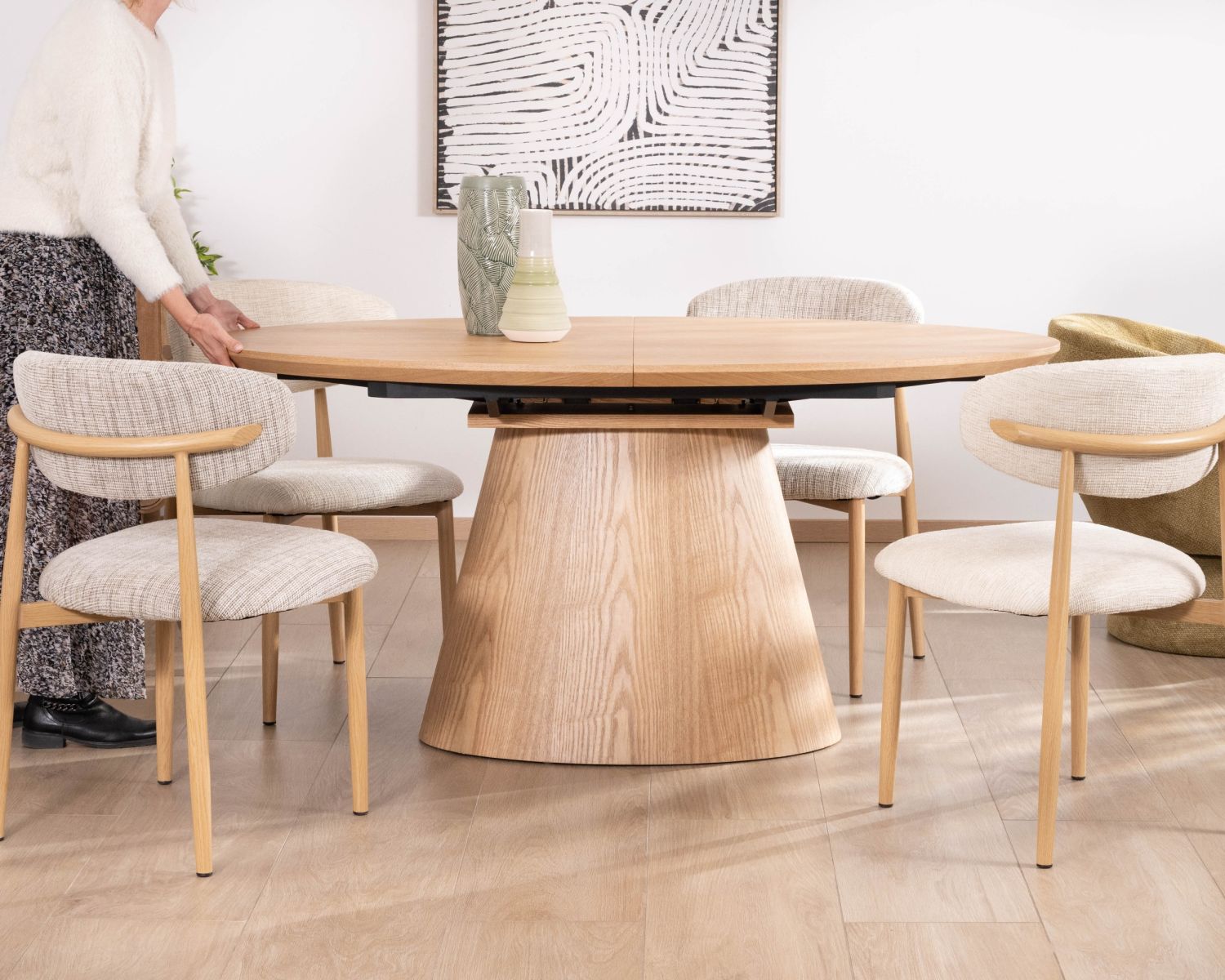 Mesa de comedor ovalada extensible de 160 a 200 cm, con acabado en roble «Oria» y estilo contemporáneo minimalista