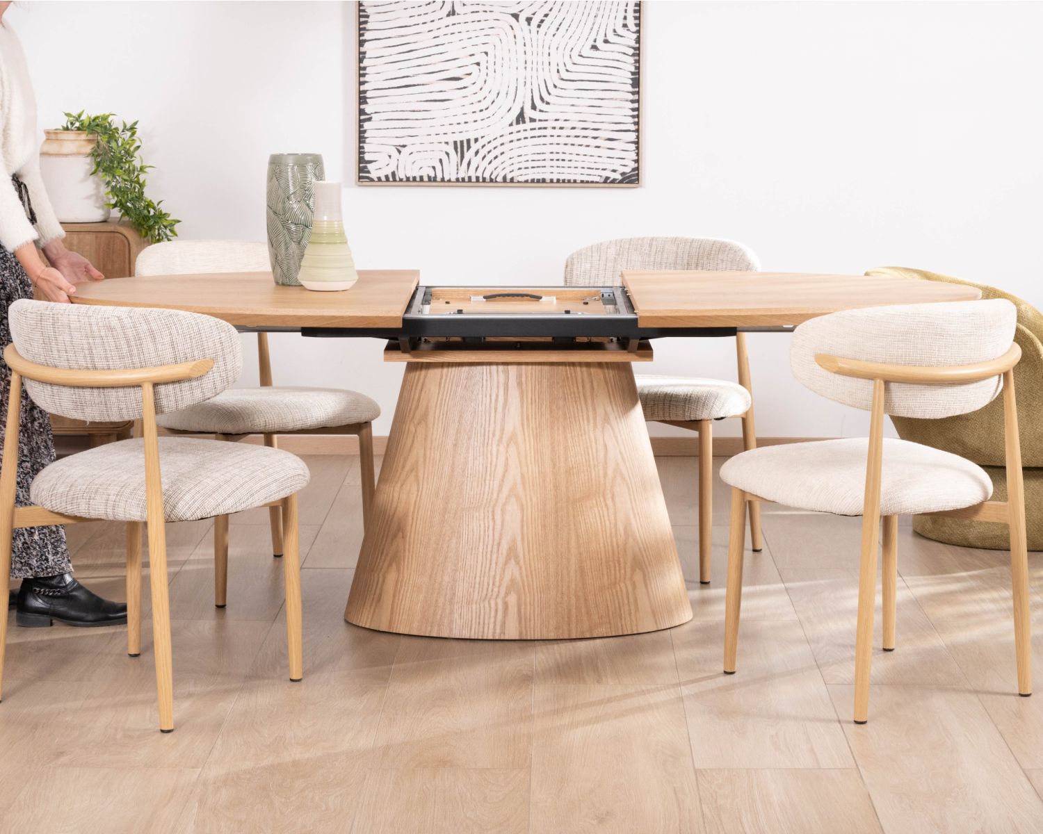 Mesa de comedor ovalada extensible de 160 a 200 cm, con acabado en roble «Oria» y estilo contemporáneo minimalista