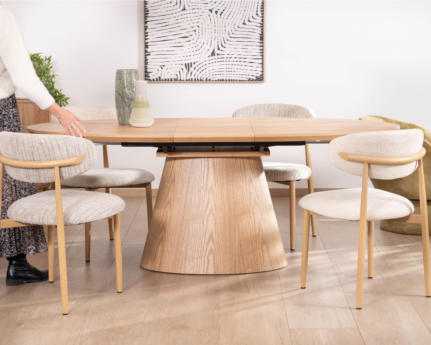Mesa de comedor ovalada extensible de 160 a 200 cm, con acabado en roble «Oria» y estilo contemporáneo minimalista