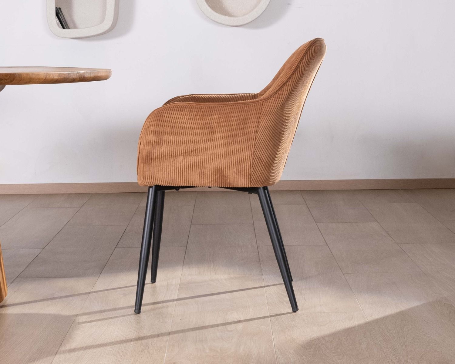 Silla contemporánea de terciopelo color cobre con reposabrazos «Scotty» y patas de metal negro