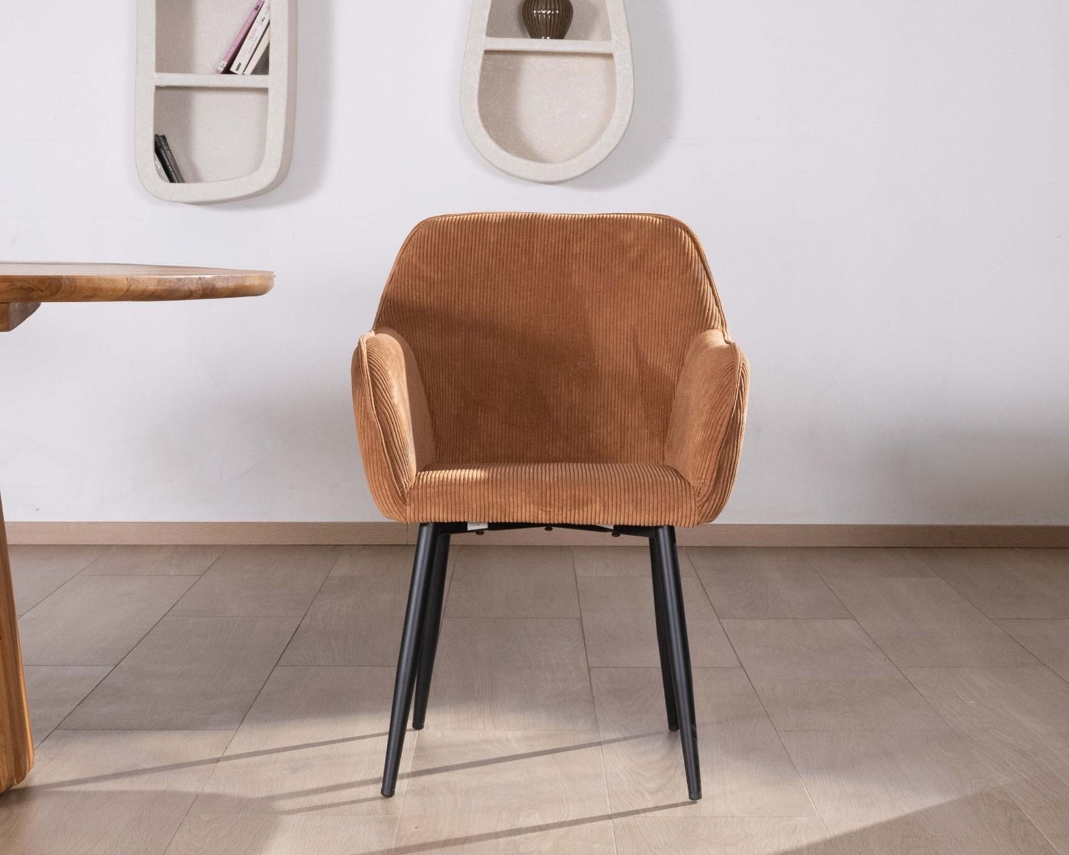 Silla contemporánea de terciopelo color cobre con reposabrazos «Scotty» y patas de metal negro